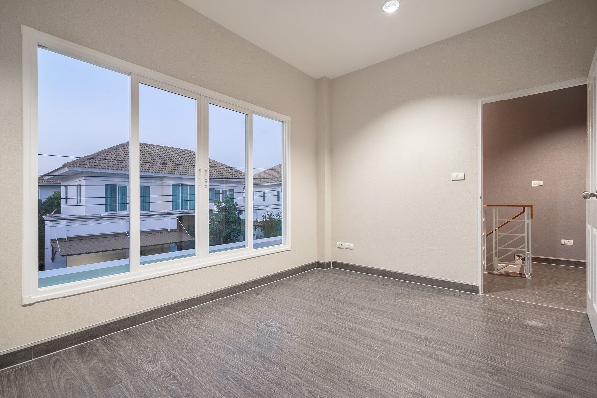 บ้านมือสองตกแต่งใหม่ ม.เพอร์เฟคเพลส ราชพฤกษ์-พระราม5 (เนื้อที่ 50.7 ตร.ว.) บ้านดีไซน์ทันสมัย หลังใหญ่พร้อมอยู่ ฟังก์ชั่น 3 ห้องนอน 3 ห้องน้ำ 2 ที่จอดรถ พร้อมพื้นที่ใช้สอยเกือบ 200 ตร.ม. กับที่สุดแห่งทำเลโซนเมือง ที่เชื่อมสู่หลายเส้นทาง หน้าโครงการติดถ.ราชพฤกษ์ เพียง 5 นาทีถึงวงเวียนพระรามห้า ใกล้รถไฟฟ้าสถานี "บางรักใหญ่" และห้างฯ ชั้นนำมากมาย