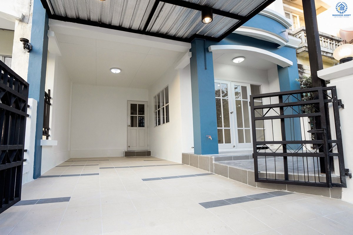 บ้านมือสองตกแต่งใหม่ ม.บุศรินทร์วงแหวน (บ้านกล้วย-ไทรน้อย) โครงการคุณภาพแบรนด์ **L&H** เนื้อที่ 21 ตร.ว. ตกแต่งจัดเต็ม! ฟังก์ชั่นสุดคุ้ม! 3 ห้องนอน 2 ห้องน้ำ พื้นที่ใช้สอยกว่า 124 ตร.ม. ครบครันทั้งครัวเคาน์เตอร์+โรงรถ ตอบโจทย์ทุกการอยู่อาศัย บนทำเลคุณภาพ! ใกล้ถนนใหญ่ เซ็นทรัลเวสต์เกต และ รถไฟฟ้าสถานี "คลองบางไผ่"