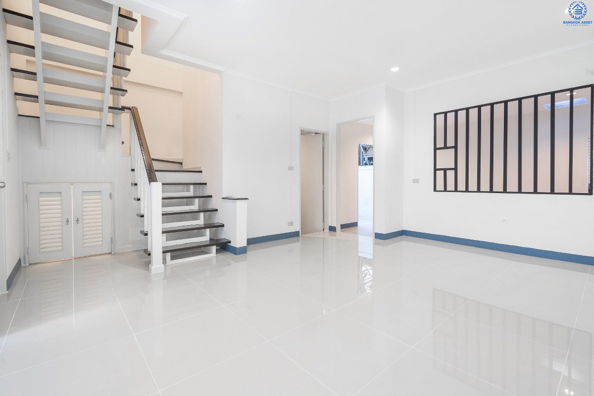 บ้านมือสองตกแต่งใหม่ ม.บุศรินทร์วงแหวน (บ้านกล้วย-ไทรน้อย) โครงการคุณภาพแบรนด์ **L&H** เนื้อที่ 21 ตร.ว. ตกแต่งจัดเต็ม! ฟังก์ชั่นสุดคุ้ม! 3 ห้องนอน 2 ห้องน้ำ พื้นที่ใช้สอยกว่า 124 ตร.ม. ครบครันทั้งครัวเคาน์เตอร์+โรงรถ ตอบโจทย์ทุกการอยู่อาศัย บนทำเลคุณภาพ! ใกล้ถนนใหญ่ เซ็นทรัลเวสต์เกต และ รถไฟฟ้าสถานี "คลองบางไผ่"