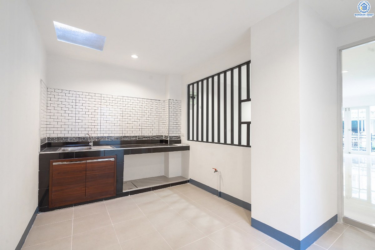 บ้านมือสองตกแต่งใหม่ ม.บุศรินทร์วงแหวน (บ้านกล้วย-ไทรน้อย) โครงการคุณภาพแบรนด์ **L&H** เนื้อที่ 21 ตร.ว. ตกแต่งจัดเต็ม! ฟังก์ชั่นสุดคุ้ม! 3 ห้องนอน 2 ห้องน้ำ พื้นที่ใช้สอยกว่า 124 ตร.ม. ครบครันทั้งครัวเคาน์เตอร์+โรงรถ ตอบโจทย์ทุกการอยู่อาศัย บนทำเลคุณภาพ! ใกล้ถนนใหญ่ เซ็นทรัลเวสต์เกต และ รถไฟฟ้าสถานี "คลองบางไผ่"