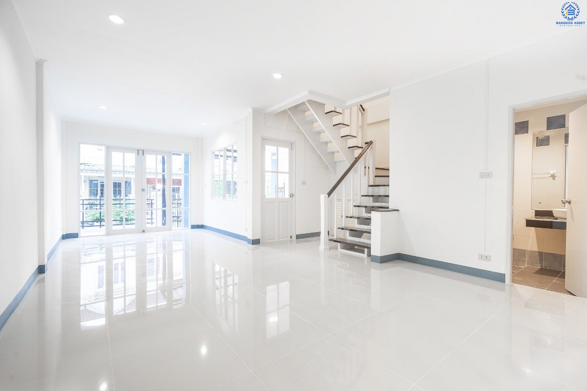 บ้านมือสองตกแต่งใหม่ ม.บุศรินทร์วงแหวน (บ้านกล้วย-ไทรน้อย) โครงการคุณภาพแบรนด์ **L&H** เนื้อที่ 21 ตร.ว. ตกแต่งจัดเต็ม! ฟังก์ชั่นสุดคุ้ม! 3 ห้องนอน 2 ห้องน้ำ พื้นที่ใช้สอยกว่า 124 ตร.ม. ครบครันทั้งครัวเคาน์เตอร์+โรงรถ ตอบโจทย์ทุกการอยู่อาศัย บนทำเลคุณภาพ! ใกล้ถนนใหญ่ เซ็นทรัลเวสต์เกต และ รถไฟฟ้าสถานี "คลองบางไผ่"