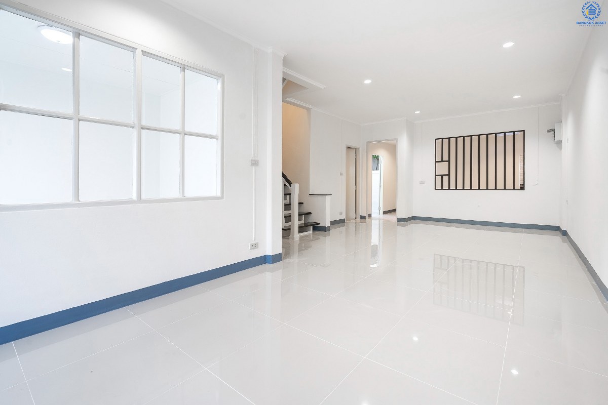 บ้านมือสองตกแต่งใหม่ ม.บุศรินทร์วงแหวน (บ้านกล้วย-ไทรน้อย) โครงการคุณภาพแบรนด์ **L&H** เนื้อที่ 21 ตร.ว. ตกแต่งจัดเต็ม! ฟังก์ชั่นสุดคุ้ม! 3 ห้องนอน 2 ห้องน้ำ พื้นที่ใช้สอยกว่า 124 ตร.ม. ครบครันทั้งครัวเคาน์เตอร์+โรงรถ ตอบโจทย์ทุกการอยู่อาศัย บนทำเลคุณภาพ! ใกล้ถนนใหญ่ เซ็นทรัลเวสต์เกต และ รถไฟฟ้าสถานี "คลองบางไผ่"