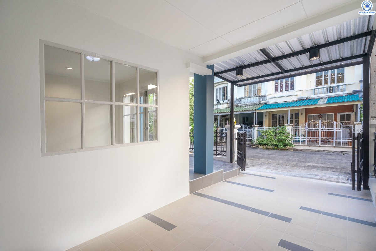 บ้านมือสองตกแต่งใหม่ ม.บุศรินทร์วงแหวน (บ้านกล้วย-ไทรน้อย) โครงการคุณภาพแบรนด์ **L&H** เนื้อที่ 21 ตร.ว. ตกแต่งจัดเต็ม! ฟังก์ชั่นสุดคุ้ม! 3 ห้องนอน 2 ห้องน้ำ พื้นที่ใช้สอยกว่า 124 ตร.ม. ครบครันทั้งครัวเคาน์เตอร์+โรงรถ ตอบโจทย์ทุกการอยู่อาศัย บนทำเลคุณภาพ! ใกล้ถนนใหญ่ เซ็นทรัลเวสต์เกต และ รถไฟฟ้าสถานี "คลองบางไผ่"