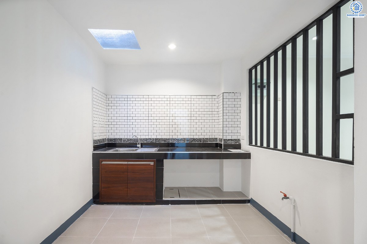 บ้านมือสองตกแต่งใหม่ ม.บุศรินทร์วงแหวน (บ้านกล้วย-ไทรน้อย) โครงการคุณภาพแบรนด์ **L&H** เนื้อที่ 21 ตร.ว. ตกแต่งจัดเต็ม! ฟังก์ชั่นสุดคุ้ม! 3 ห้องนอน 2 ห้องน้ำ พื้นที่ใช้สอยกว่า 124 ตร.ม. ครบครันทั้งครัวเคาน์เตอร์+โรงรถ ตอบโจทย์ทุกการอยู่อาศัย บนทำเลคุณภาพ! ใกล้ถนนใหญ่ เซ็นทรัลเวสต์เกต และ รถไฟฟ้าสถานี "คลองบางไผ่"