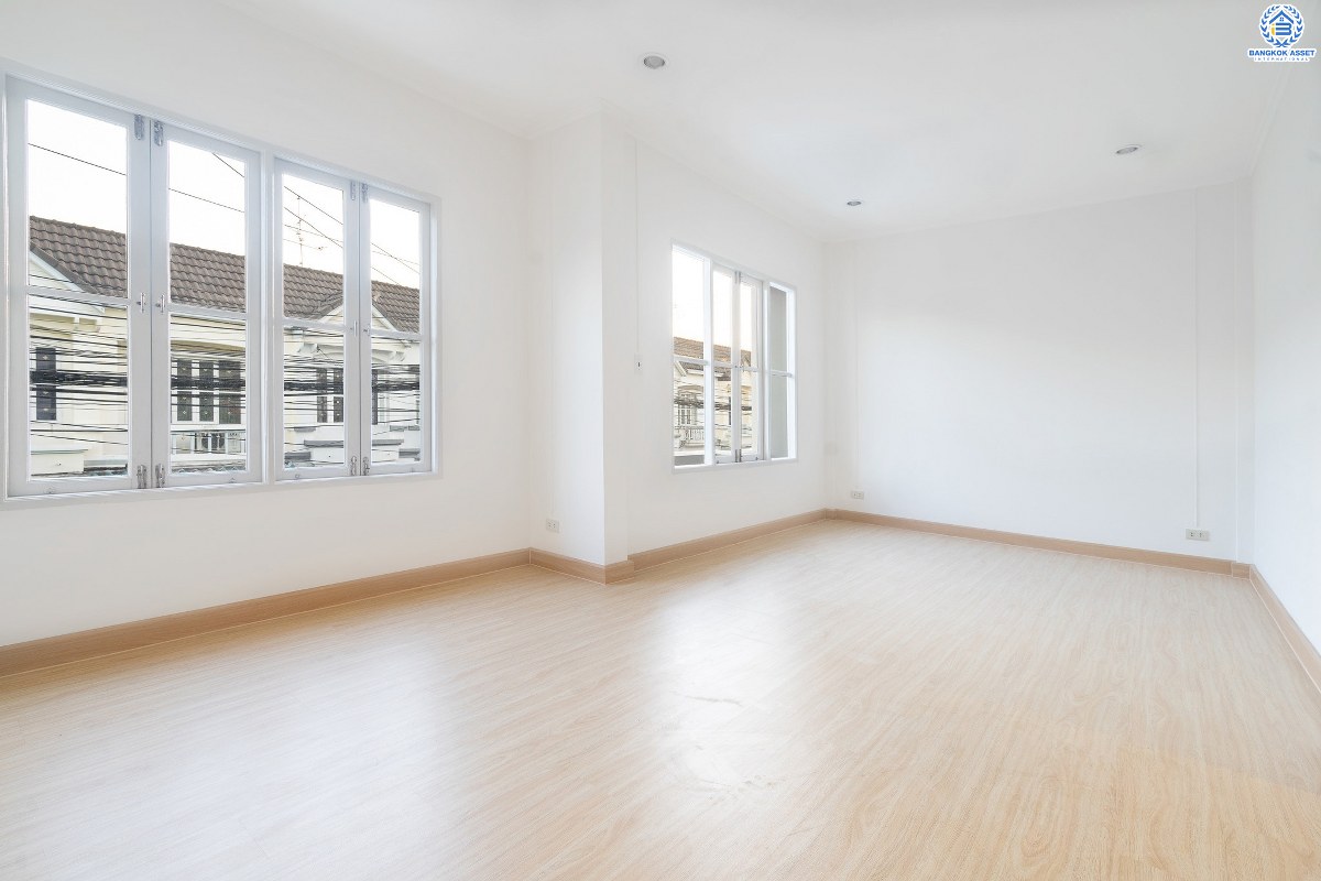 บ้านมือสองตกแต่งใหม่ ม.บุศรินทร์วงแหวน (บ้านกล้วย-ไทรน้อย) โครงการคุณภาพแบรนด์ **L&H** เนื้อที่ 21 ตร.ว. ตกแต่งจัดเต็ม! ฟังก์ชั่นสุดคุ้ม! 3 ห้องนอน 2 ห้องน้ำ พื้นที่ใช้สอยกว่า 124 ตร.ม. ครบครันทั้งครัวเคาน์เตอร์+โรงรถ ตอบโจทย์ทุกการอยู่อาศัย บนทำเลคุณภาพ! ใกล้ถนนใหญ่ เซ็นทรัลเวสต์เกต และ รถไฟฟ้าสถานี "คลองบางไผ่"