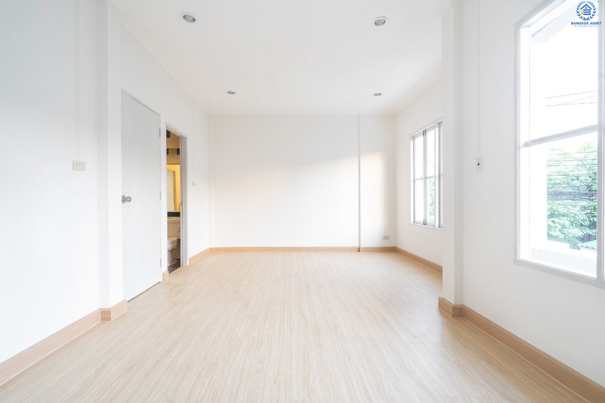 บ้านมือสองตกแต่งใหม่ ม.บุศรินทร์วงแหวน (บ้านกล้วย-ไทรน้อย) โครงการคุณภาพแบรนด์ **L&H** เนื้อที่ 21 ตร.ว. ตกแต่งจัดเต็ม! ฟังก์ชั่นสุดคุ้ม! 3 ห้องนอน 2 ห้องน้ำ พื้นที่ใช้สอยกว่า 124 ตร.ม. ครบครันทั้งครัวเคาน์เตอร์+โรงรถ ตอบโจทย์ทุกการอยู่อาศัย บนทำเลคุณภาพ! ใกล้ถนนใหญ่ เซ็นทรัลเวสต์เกต และ รถไฟฟ้าสถานี "คลองบางไผ่"