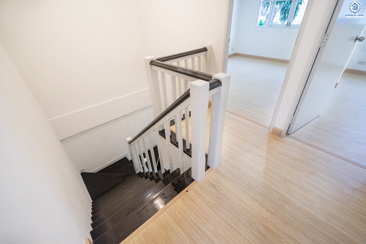 บ้านมือสองตกแต่งใหม่ ม.บุศรินทร์วงแหวน (บ้านกล้วย-ไทรน้อย) โครงการคุณภาพแบรนด์ **L&H** เนื้อที่ 21 ตร.ว. ตกแต่งจัดเต็ม! ฟังก์ชั่นสุดคุ้ม! 3 ห้องนอน 2 ห้องน้ำ พื้นที่ใช้สอยกว่า 124 ตร.ม. ครบครันทั้งครัวเคาน์เตอร์+โรงรถ ตอบโจทย์ทุกการอยู่อาศัย บนทำเลคุณภาพ! ใกล้ถนนใหญ่ เซ็นทรัลเวสต์เกต และ รถไฟฟ้าสถานี "คลองบางไผ่"