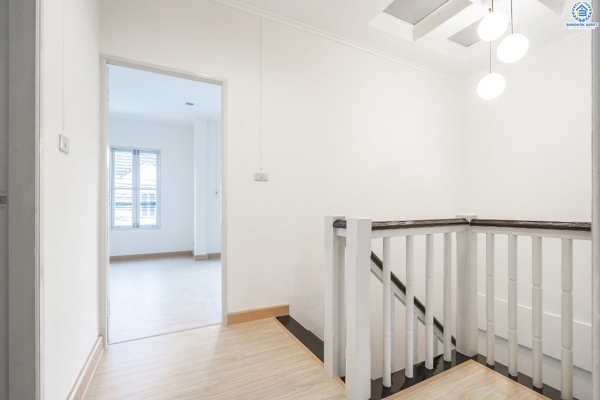 บ้านมือสองตกแต่งใหม่ ม.บุศรินทร์วงแหวน (บ้านกล้วย-ไทรน้อย) โครงการคุณภาพแบรนด์ **L&H** เนื้อที่ 21 ตร.ว. ตกแต่งจัดเต็ม! ฟังก์ชั่นสุดคุ้ม! 3 ห้องนอน 2 ห้องน้ำ พื้นที่ใช้สอยกว่า 124 ตร.ม. ครบครันทั้งครัวเคาน์เตอร์+โรงรถ ตอบโจทย์ทุกการอยู่อาศัย บนทำเลคุณภาพ! ใกล้ถนนใหญ่ เซ็นทรัลเวสต์เกต และ รถไฟฟ้าสถานี "คลองบางไผ่"