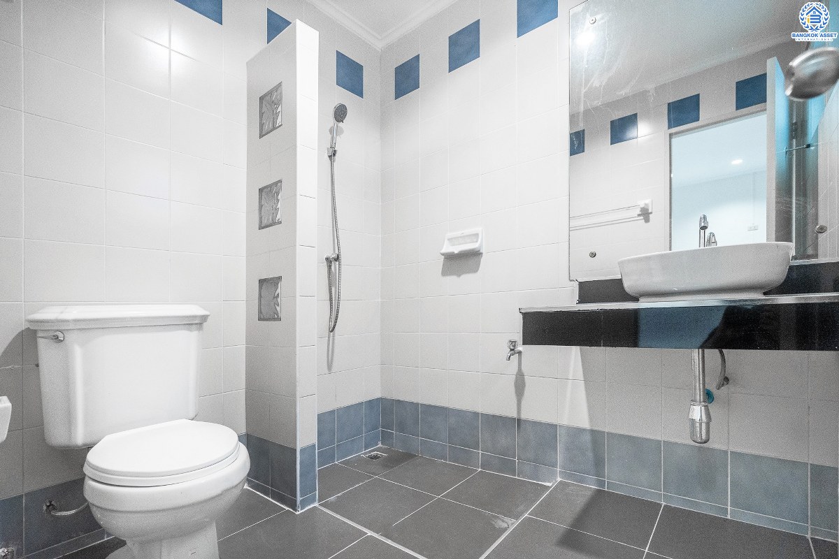 บ้านมือสองตกแต่งใหม่ ม.บุศรินทร์วงแหวน (บ้านกล้วย-ไทรน้อย) โครงการคุณภาพแบรนด์ **L&H** เนื้อที่ 21 ตร.ว. ตกแต่งจัดเต็ม! ฟังก์ชั่นสุดคุ้ม! 3 ห้องนอน 2 ห้องน้ำ พื้นที่ใช้สอยกว่า 124 ตร.ม. ครบครันทั้งครัวเคาน์เตอร์+โรงรถ ตอบโจทย์ทุกการอยู่อาศัย บนทำเลคุณภาพ! ใกล้ถนนใหญ่ เซ็นทรัลเวสต์เกต และ รถไฟฟ้าสถานี "คลองบางไผ่"