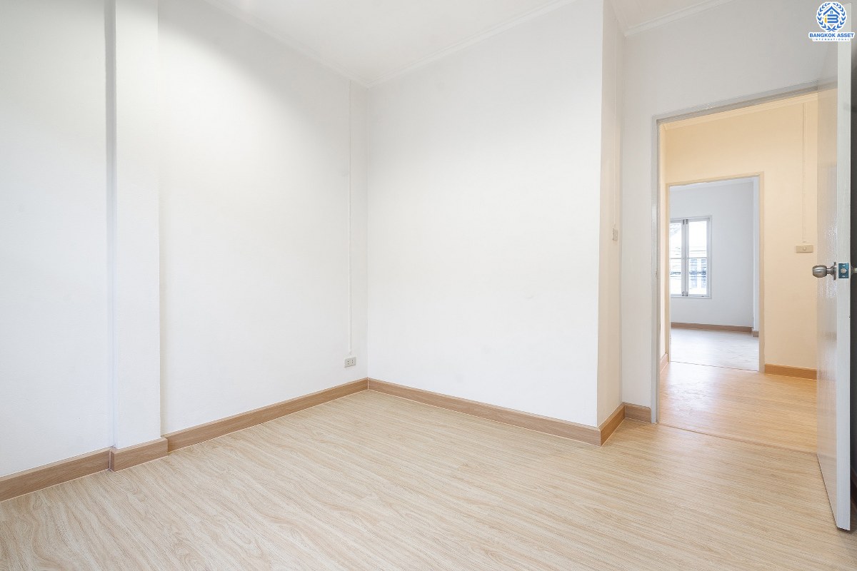 บ้านมือสองตกแต่งใหม่ ม.บุศรินทร์วงแหวน (บ้านกล้วย-ไทรน้อย) โครงการคุณภาพแบรนด์ **L&H** เนื้อที่ 21 ตร.ว. ตกแต่งจัดเต็ม! ฟังก์ชั่นสุดคุ้ม! 3 ห้องนอน 2 ห้องน้ำ พื้นที่ใช้สอยกว่า 124 ตร.ม. ครบครันทั้งครัวเคาน์เตอร์+โรงรถ ตอบโจทย์ทุกการอยู่อาศัย บนทำเลคุณภาพ! ใกล้ถนนใหญ่ เซ็นทรัลเวสต์เกต และ รถไฟฟ้าสถานี "คลองบางไผ่"