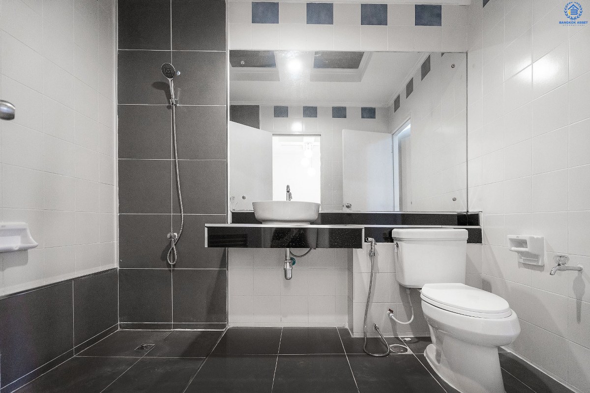 บ้านมือสองตกแต่งใหม่ ม.บุศรินทร์วงแหวน (บ้านกล้วย-ไทรน้อย) โครงการคุณภาพแบรนด์ **L&H** เนื้อที่ 21 ตร.ว. ตกแต่งจัดเต็ม! ฟังก์ชั่นสุดคุ้ม! 3 ห้องนอน 2 ห้องน้ำ พื้นที่ใช้สอยกว่า 124 ตร.ม. ครบครันทั้งครัวเคาน์เตอร์+โรงรถ ตอบโจทย์ทุกการอยู่อาศัย บนทำเลคุณภาพ! ใกล้ถนนใหญ่ เซ็นทรัลเวสต์เกต และ รถไฟฟ้าสถานี "คลองบางไผ่"