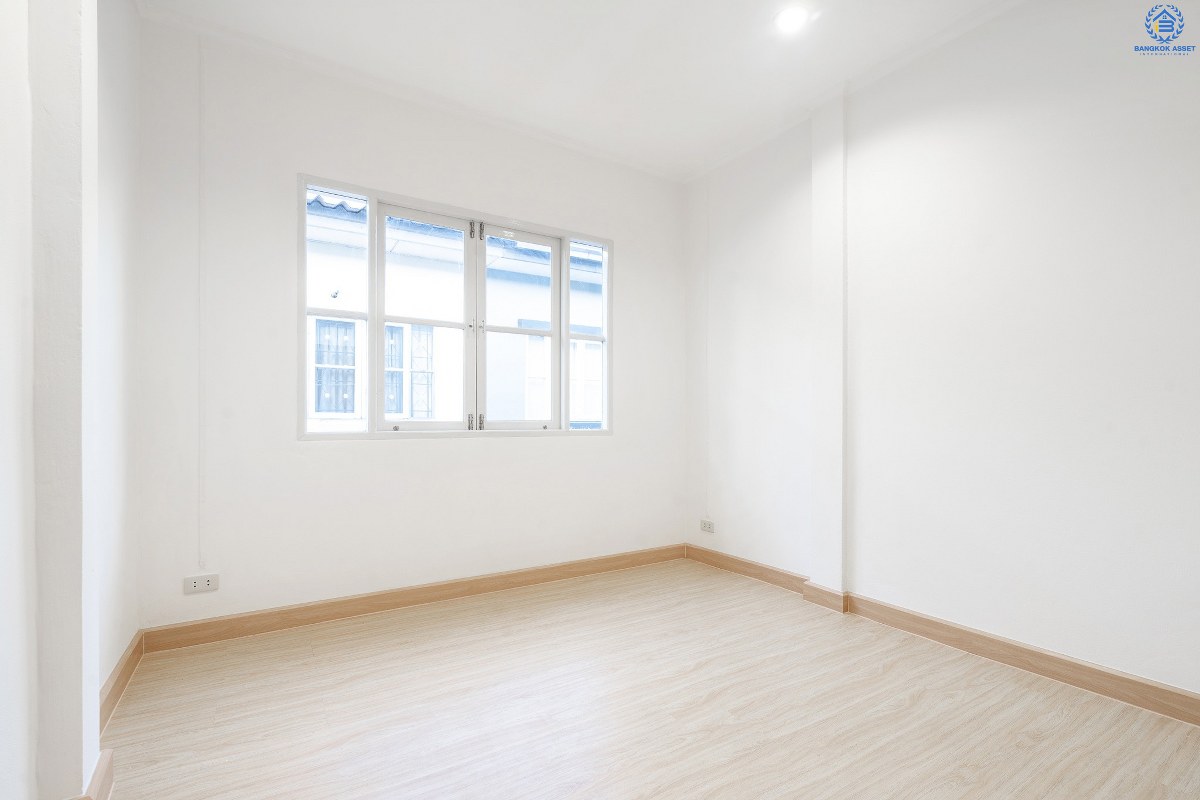 บ้านมือสองตกแต่งใหม่ ม.บุศรินทร์วงแหวน (บ้านกล้วย-ไทรน้อย) โครงการคุณภาพแบรนด์ **L&H** เนื้อที่ 21 ตร.ว. ตกแต่งจัดเต็ม! ฟังก์ชั่นสุดคุ้ม! 3 ห้องนอน 2 ห้องน้ำ พื้นที่ใช้สอยกว่า 124 ตร.ม. ครบครันทั้งครัวเคาน์เตอร์+โรงรถ ตอบโจทย์ทุกการอยู่อาศัย บนทำเลคุณภาพ! ใกล้ถนนใหญ่ เซ็นทรัลเวสต์เกต และ รถไฟฟ้าสถานี "คลองบางไผ่"