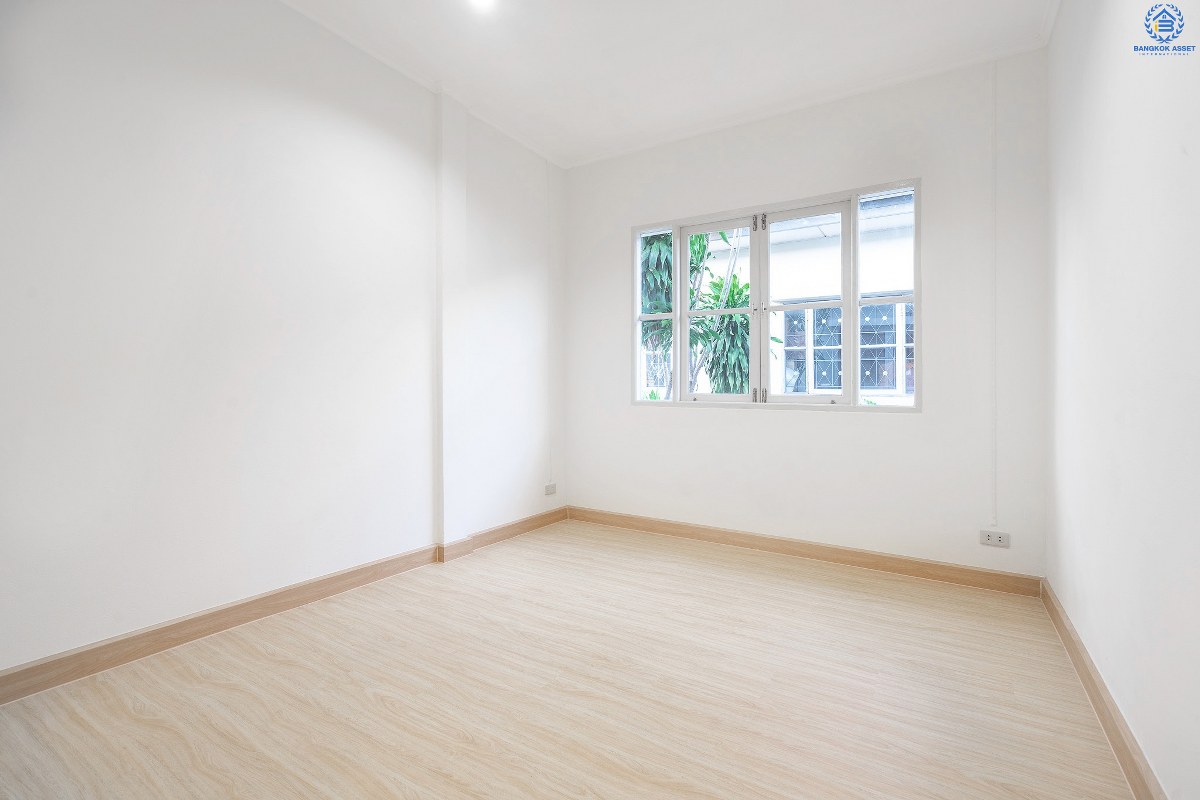 บ้านมือสองตกแต่งใหม่ ม.บุศรินทร์วงแหวน (บ้านกล้วย-ไทรน้อย) โครงการคุณภาพแบรนด์ **L&H** เนื้อที่ 21 ตร.ว. ตกแต่งจัดเต็ม! ฟังก์ชั่นสุดคุ้ม! 3 ห้องนอน 2 ห้องน้ำ พื้นที่ใช้สอยกว่า 124 ตร.ม. ครบครันทั้งครัวเคาน์เตอร์+โรงรถ ตอบโจทย์ทุกการอยู่อาศัย บนทำเลคุณภาพ! ใกล้ถนนใหญ่ เซ็นทรัลเวสต์เกต และ รถไฟฟ้าสถานี "คลองบางไผ่"