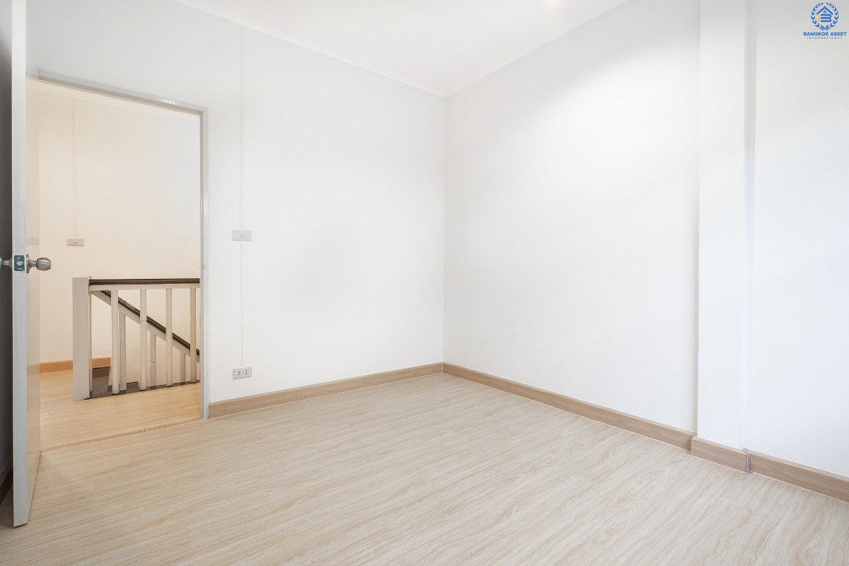 บ้านมือสองตกแต่งใหม่ ม.บุศรินทร์วงแหวน (บ้านกล้วย-ไทรน้อย) โครงการคุณภาพแบรนด์ **L&H** เนื้อที่ 21 ตร.ว. ตกแต่งจัดเต็ม! ฟังก์ชั่นสุดคุ้ม! 3 ห้องนอน 2 ห้องน้ำ พื้นที่ใช้สอยกว่า 124 ตร.ม. ครบครันทั้งครัวเคาน์เตอร์+โรงรถ ตอบโจทย์ทุกการอยู่อาศัย บนทำเลคุณภาพ! ใกล้ถนนใหญ่ เซ็นทรัลเวสต์เกต และ รถไฟฟ้าสถานี "คลองบางไผ่"