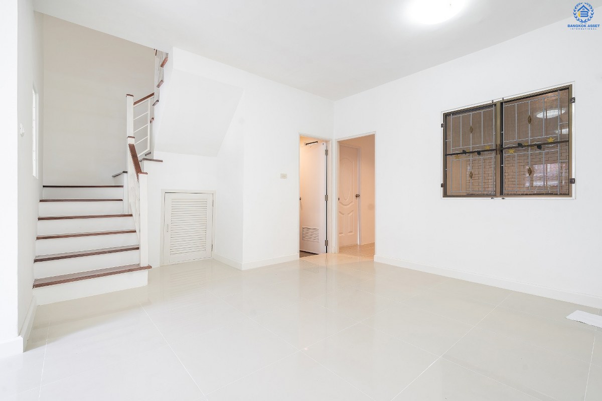 บ้านมือสองตกแต่งใหม่ ม.พฤกษาวิลล์19 ปิ่นเกล้า-วงแหวน บ้านหลังใหญ่พร้อมอยู่!! (เนื้อที่ 18.2 ตร.ว.) ฟังก์ชั่นครบดีไซน์ตอบโจทย์ผู้อยู่อาศัยจริง 3 นอน 2 น้ำ มีครัวเคาน์เตอร์+ที่จอดรถส่วนตัว พื้นที่ใช้สอยที่กว้างขวาง ตั้งอยู่บนทำเลเดินทางสะดวก เชื่อมต่อสู่ตัวเมืองด้วย ถ.กาญจนาภิเษก ใกล้เซ็นทรัลเวสต์เกต รถไฟฟ้า และจุดขึ้นทางด่วน "ศรีรัช"