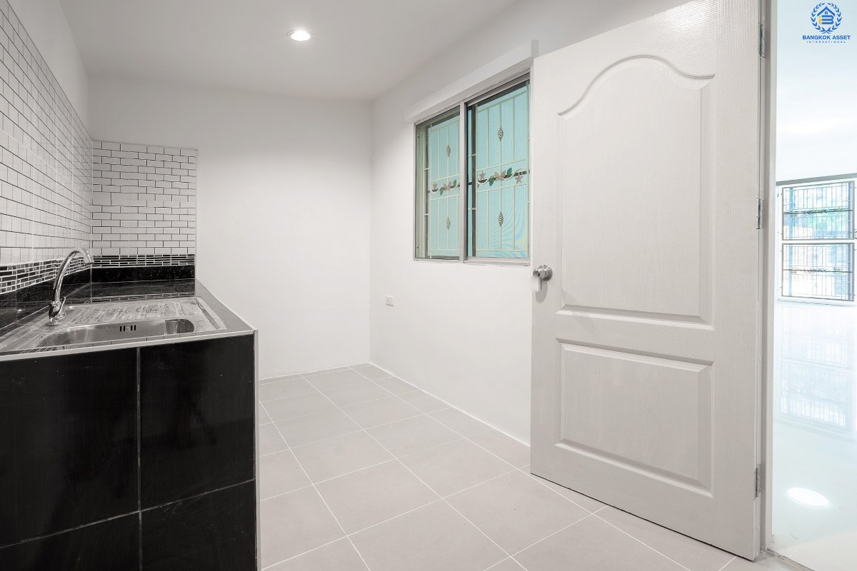 บ้านมือสองตกแต่งใหม่ ม.พฤกษาวิลล์19 ปิ่นเกล้า-วงแหวน บ้านหลังใหญ่พร้อมอยู่!! (เนื้อที่ 18.2 ตร.ว.) ฟังก์ชั่นครบดีไซน์ตอบโจทย์ผู้อยู่อาศัยจริง 3 นอน 2 น้ำ มีครัวเคาน์เตอร์+ที่จอดรถส่วนตัว พื้นที่ใช้สอยที่กว้างขวาง ตั้งอยู่บนทำเลเดินทางสะดวก เชื่อมต่อสู่ตัวเมืองด้วย ถ.กาญจนาภิเษก ใกล้เซ็นทรัลเวสต์เกต รถไฟฟ้า และจุดขึ้นทางด่วน "ศรีรัช"