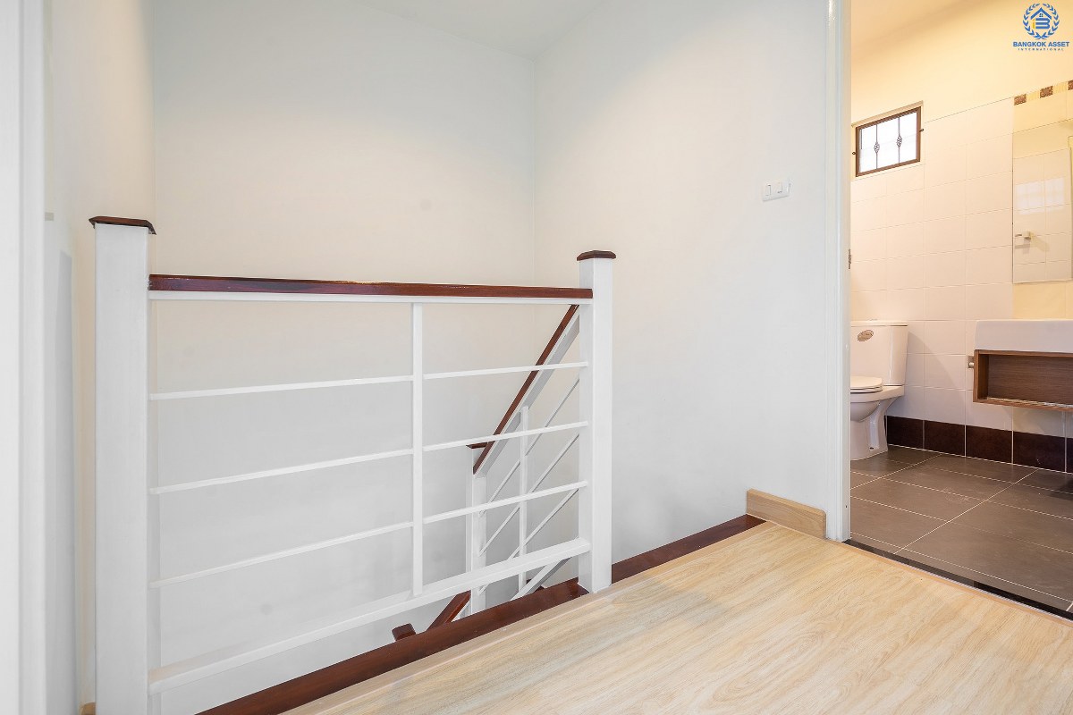 บ้านมือสองตกแต่งใหม่ ม.พฤกษาวิลล์19 ปิ่นเกล้า-วงแหวน บ้านหลังใหญ่พร้อมอยู่!! (เนื้อที่ 18.2 ตร.ว.) ฟังก์ชั่นครบดีไซน์ตอบโจทย์ผู้อยู่อาศัยจริง 3 นอน 2 น้ำ มีครัวเคาน์เตอร์+ที่จอดรถส่วนตัว พื้นที่ใช้สอยที่กว้างขวาง ตั้งอยู่บนทำเลเดินทางสะดวก เชื่อมต่อสู่ตัวเมืองด้วย ถ.กาญจนาภิเษก ใกล้เซ็นทรัลเวสต์เกต รถไฟฟ้า และจุดขึ้นทางด่วน "ศรีรัช"