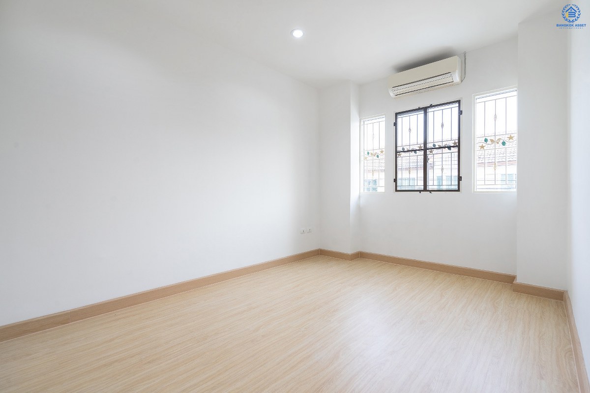 บ้านมือสองตกแต่งใหม่ ม.พฤกษาวิลล์19 ปิ่นเกล้า-วงแหวน บ้านหลังใหญ่พร้อมอยู่!! (เนื้อที่ 18.2 ตร.ว.) ฟังก์ชั่นครบดีไซน์ตอบโจทย์ผู้อยู่อาศัยจริง 3 นอน 2 น้ำ มีครัวเคาน์เตอร์+ที่จอดรถส่วนตัว พื้นที่ใช้สอยที่กว้างขวาง ตั้งอยู่บนทำเลเดินทางสะดวก เชื่อมต่อสู่ตัวเมืองด้วย ถ.กาญจนาภิเษก ใกล้เซ็นทรัลเวสต์เกต รถไฟฟ้า และจุดขึ้นทางด่วน "ศรีรัช"