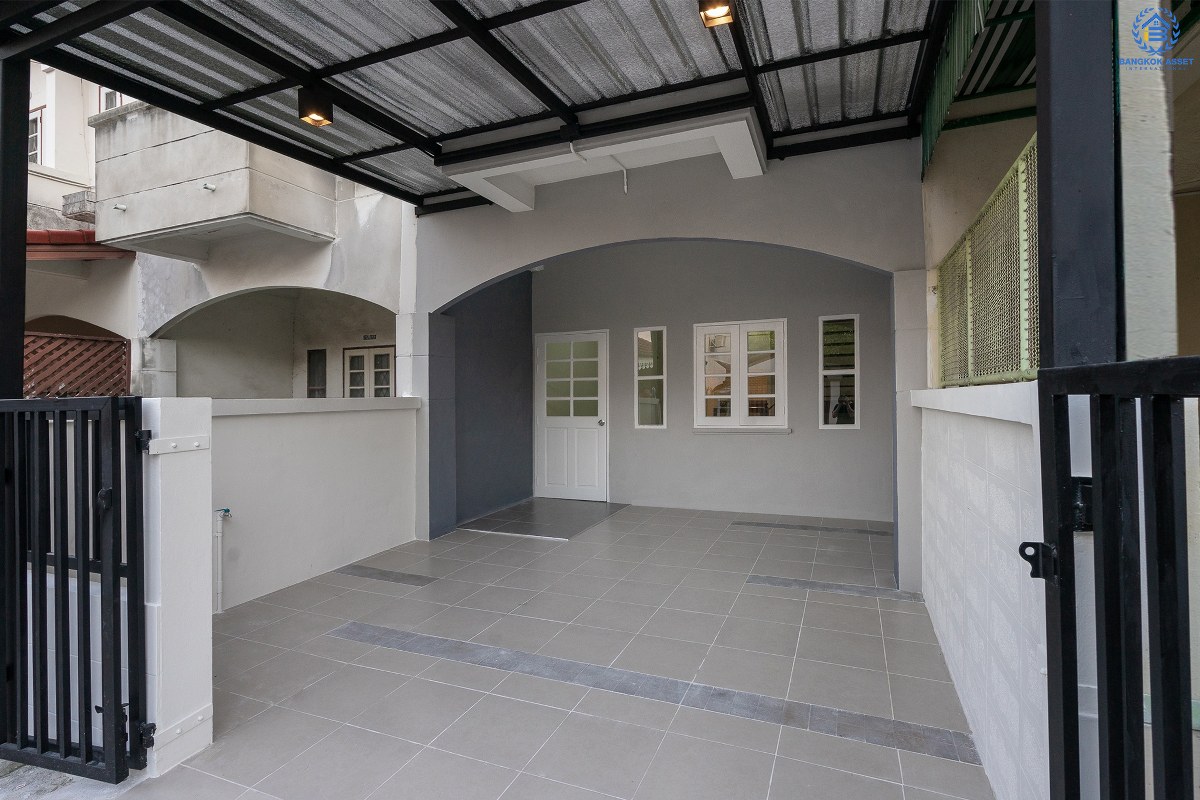 บ้านมือสองตกแต่งใหม่นนทบุรี ทำเลประชาราษฎร์! ราคาเพียง 2 ล้านต้นๆ  โครงการ นนท์วิลเลจ ติวานนท์-พระราม5 (ใกล้สะพานพระราม5) ที่สุดของความคุ้ม! กับบ้านพร้อมอยู่ ฟังก์ชั่นครบครัน พร้อมครัวเคาน์เตอร์ และที่จอดรถส่วนตัว บนสุดยอดทำเล! ที่เชื่อมสู่หลายเส้นทางได้อย่างรวดเร็ว *เพียง 4 นาทีถึงรถไฟฟ้าสถานี แยกติวานนท์ ใกล้จุดขึ้นทางด่วน "พระราม7"