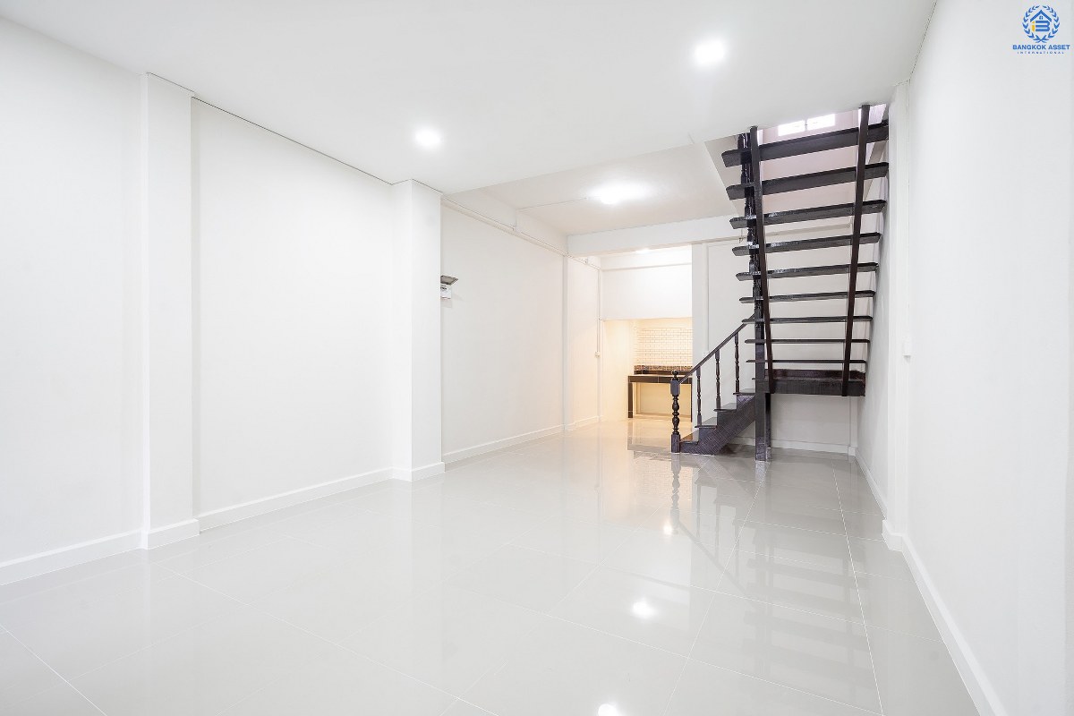 บ้านมือสองตกแต่งใหม่นนทบุรี ทำเลประชาราษฎร์! ราคาเพียง 2 ล้านต้นๆ  โครงการ นนท์วิลเลจ ติวานนท์-พระราม5 (ใกล้สะพานพระราม5) ที่สุดของความคุ้ม! กับบ้านพร้อมอยู่ ฟังก์ชั่นครบครัน พร้อมครัวเคาน์เตอร์ และที่จอดรถส่วนตัว บนสุดยอดทำเล! ที่เชื่อมสู่หลายเส้นทางได้อย่างรวดเร็ว *เพียง 4 นาทีถึงรถไฟฟ้าสถานี แยกติวานนท์ ใกล้จุดขึ้นทางด่วน "พระราม7"