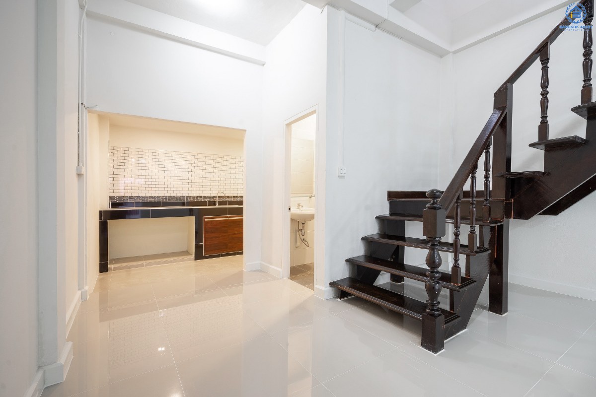 บ้านมือสองตกแต่งใหม่นนทบุรี ทำเลประชาราษฎร์! ราคาเพียง 2 ล้านต้นๆ  โครงการ นนท์วิลเลจ ติวานนท์-พระราม5 (ใกล้สะพานพระราม5) ที่สุดของความคุ้ม! กับบ้านพร้อมอยู่ ฟังก์ชั่นครบครัน พร้อมครัวเคาน์เตอร์ และที่จอดรถส่วนตัว บนสุดยอดทำเล! ที่เชื่อมสู่หลายเส้นทางได้อย่างรวดเร็ว *เพียง 4 นาทีถึงรถไฟฟ้าสถานี แยกติวานนท์ ใกล้จุดขึ้นทางด่วน "พระราม7"