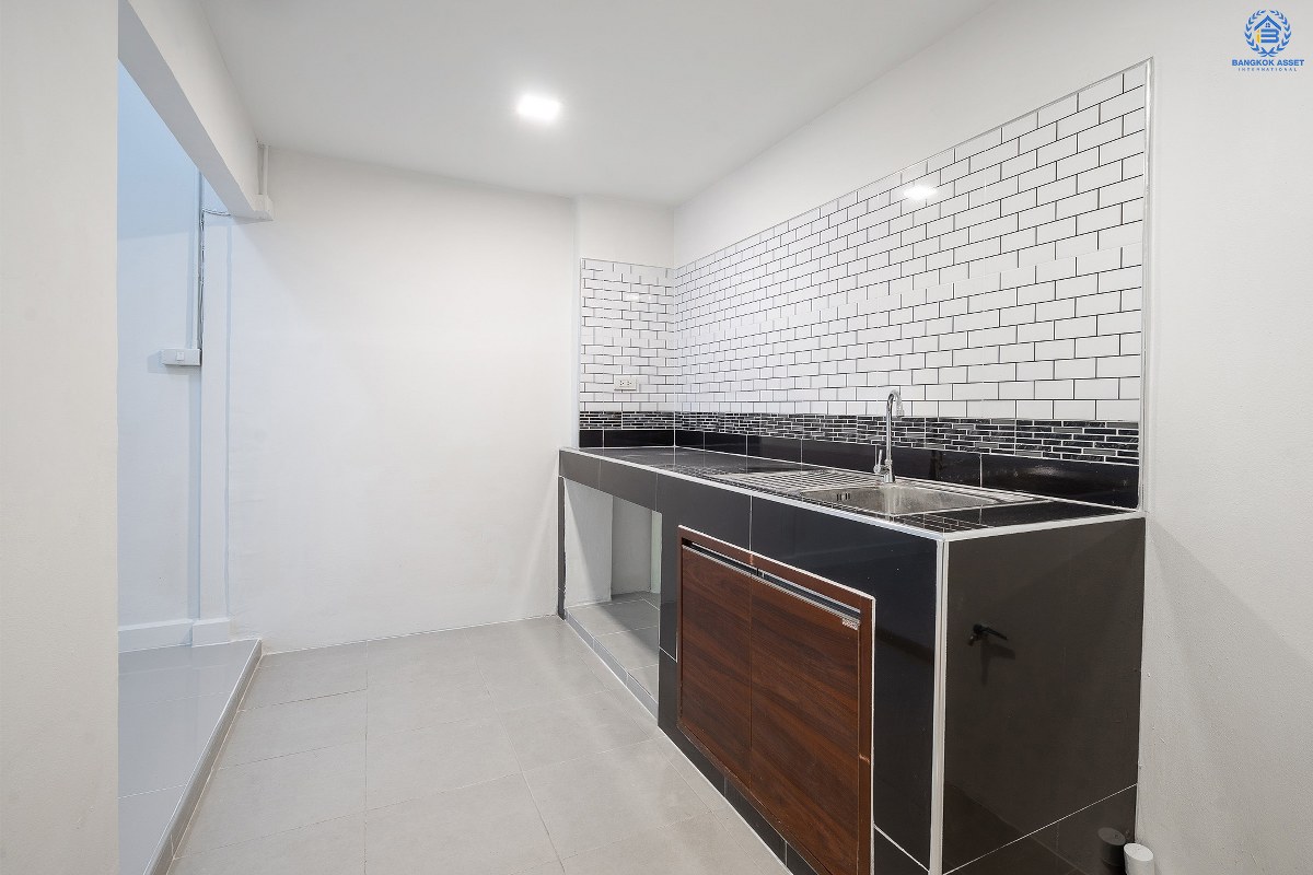 บ้านมือสองตกแต่งใหม่นนทบุรี ทำเลประชาราษฎร์! ราคาเพียง 2 ล้านต้นๆ  โครงการ นนท์วิลเลจ ติวานนท์-พระราม5 (ใกล้สะพานพระราม5) ที่สุดของความคุ้ม! กับบ้านพร้อมอยู่ ฟังก์ชั่นครบครัน พร้อมครัวเคาน์เตอร์ และที่จอดรถส่วนตัว บนสุดยอดทำเล! ที่เชื่อมสู่หลายเส้นทางได้อย่างรวดเร็ว *เพียง 4 นาทีถึงรถไฟฟ้าสถานี แยกติวานนท์ ใกล้จุดขึ้นทางด่วน "พระราม7"