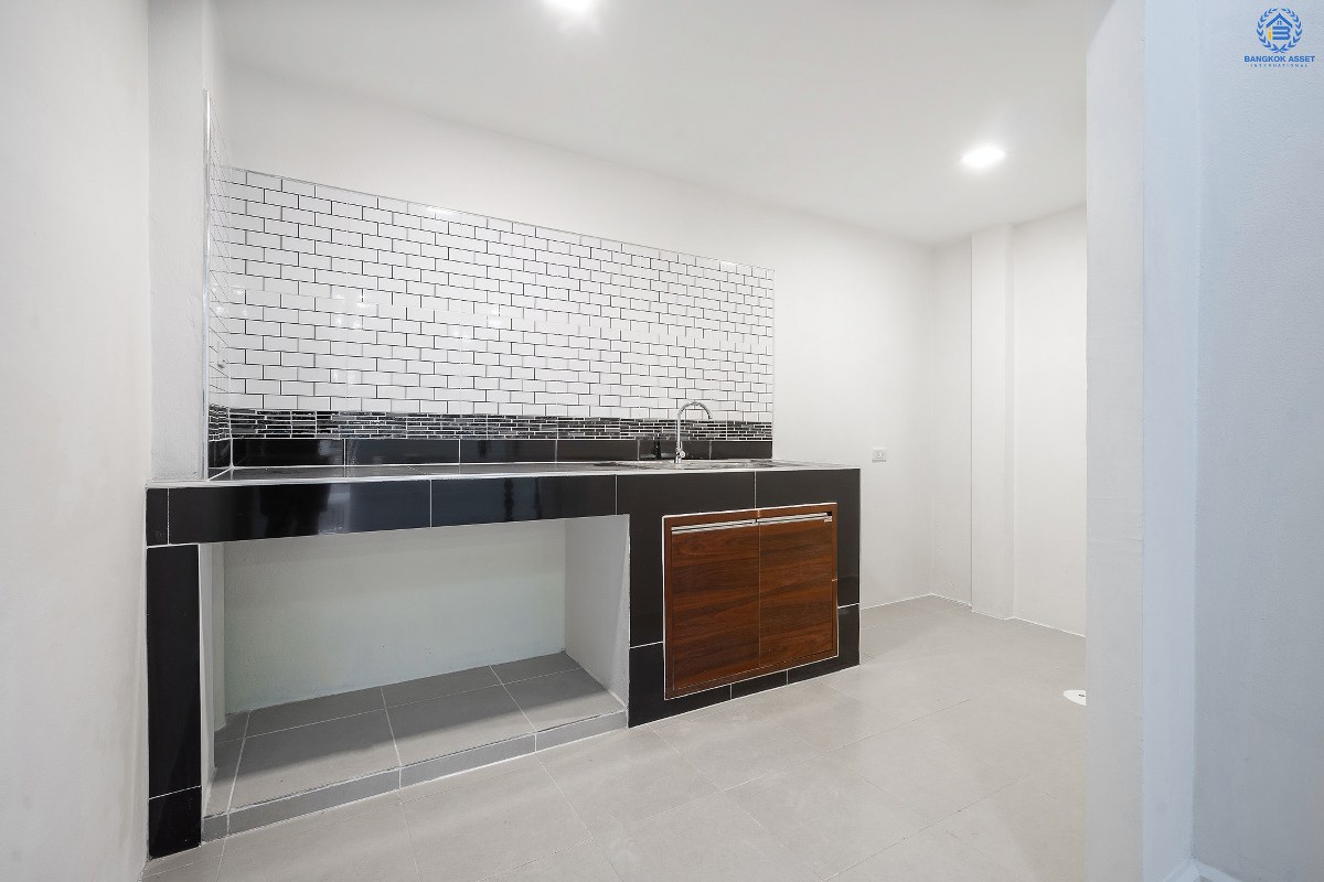 บ้านมือสองตกแต่งใหม่นนทบุรี ทำเลประชาราษฎร์! ราคาเพียง 2 ล้านต้นๆ  โครงการ นนท์วิลเลจ ติวานนท์-พระราม5 (ใกล้สะพานพระราม5) ที่สุดของความคุ้ม! กับบ้านพร้อมอยู่ ฟังก์ชั่นครบครัน พร้อมครัวเคาน์เตอร์ และที่จอดรถส่วนตัว บนสุดยอดทำเล! ที่เชื่อมสู่หลายเส้นทางได้อย่างรวดเร็ว *เพียง 4 นาทีถึงรถไฟฟ้าสถานี แยกติวานนท์ ใกล้จุดขึ้นทางด่วน "พระราม7"