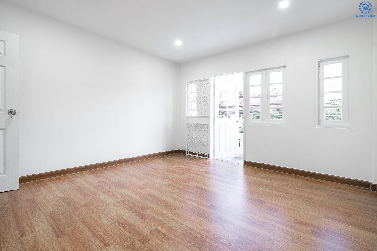 บ้านมือสองตกแต่งใหม่นนทบุรี ทำเลประชาราษฎร์! ราคาเพียง 2 ล้านต้นๆ  โครงการ นนท์วิลเลจ ติวานนท์-พระราม5 (ใกล้สะพานพระราม5) ที่สุดของความคุ้ม! กับบ้านพร้อมอยู่ ฟังก์ชั่นครบครัน พร้อมครัวเคาน์เตอร์ และที่จอดรถส่วนตัว บนสุดยอดทำเล! ที่เชื่อมสู่หลายเส้นทางได้อย่างรวดเร็ว *เพียง 4 นาทีถึงรถไฟฟ้าสถานี แยกติวานนท์ ใกล้จุดขึ้นทางด่วน "พระราม7"