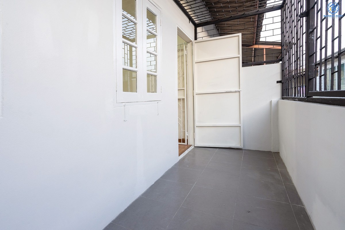 บ้านมือสองตกแต่งใหม่นนทบุรี ทำเลประชาราษฎร์! ราคาเพียง 2 ล้านต้นๆ  โครงการ นนท์วิลเลจ ติวานนท์-พระราม5 (ใกล้สะพานพระราม5) ที่สุดของความคุ้ม! กับบ้านพร้อมอยู่ ฟังก์ชั่นครบครัน พร้อมครัวเคาน์เตอร์ และที่จอดรถส่วนตัว บนสุดยอดทำเล! ที่เชื่อมสู่หลายเส้นทางได้อย่างรวดเร็ว *เพียง 4 นาทีถึงรถไฟฟ้าสถานี แยกติวานนท์ ใกล้จุดขึ้นทางด่วน "พระราม7"