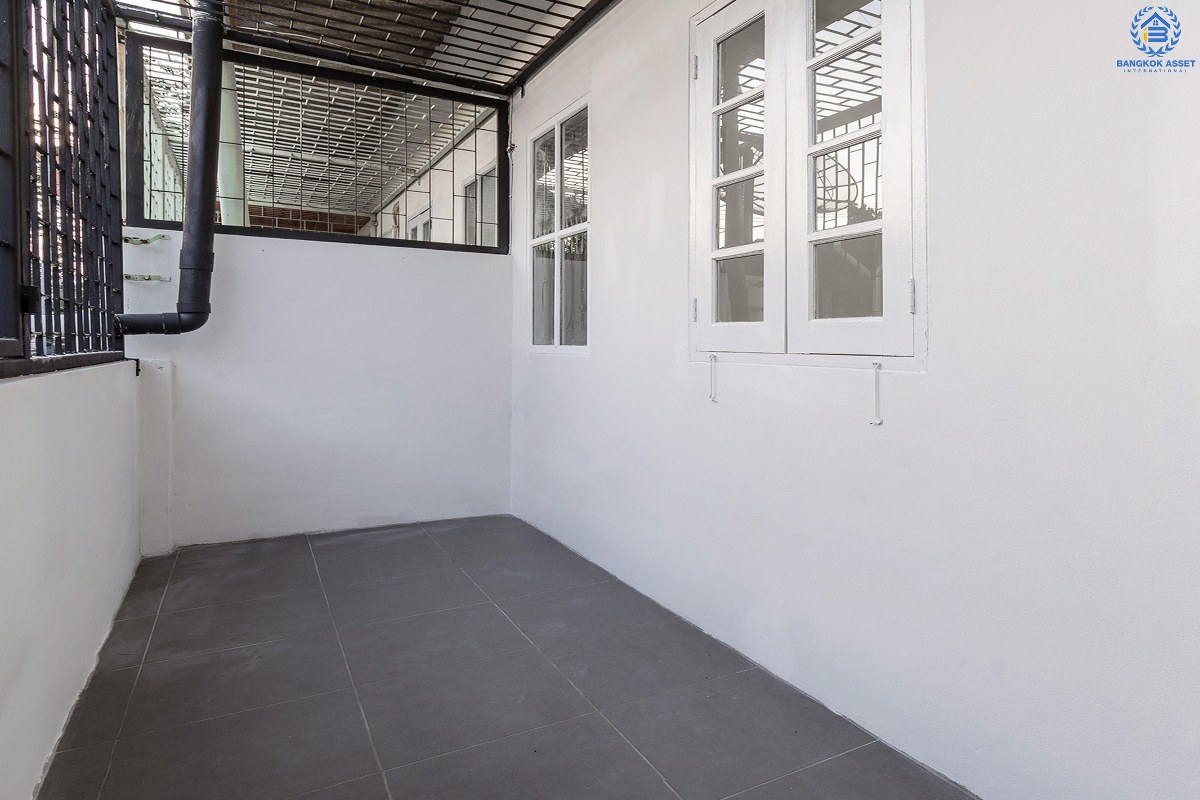 บ้านมือสองตกแต่งใหม่นนทบุรี ทำเลประชาราษฎร์! ราคาเพียง 2 ล้านต้นๆ  โครงการ นนท์วิลเลจ ติวานนท์-พระราม5 (ใกล้สะพานพระราม5) ที่สุดของความคุ้ม! กับบ้านพร้อมอยู่ ฟังก์ชั่นครบครัน พร้อมครัวเคาน์เตอร์ และที่จอดรถส่วนตัว บนสุดยอดทำเล! ที่เชื่อมสู่หลายเส้นทางได้อย่างรวดเร็ว *เพียง 4 นาทีถึงรถไฟฟ้าสถานี แยกติวานนท์ ใกล้จุดขึ้นทางด่วน "พระราม7"