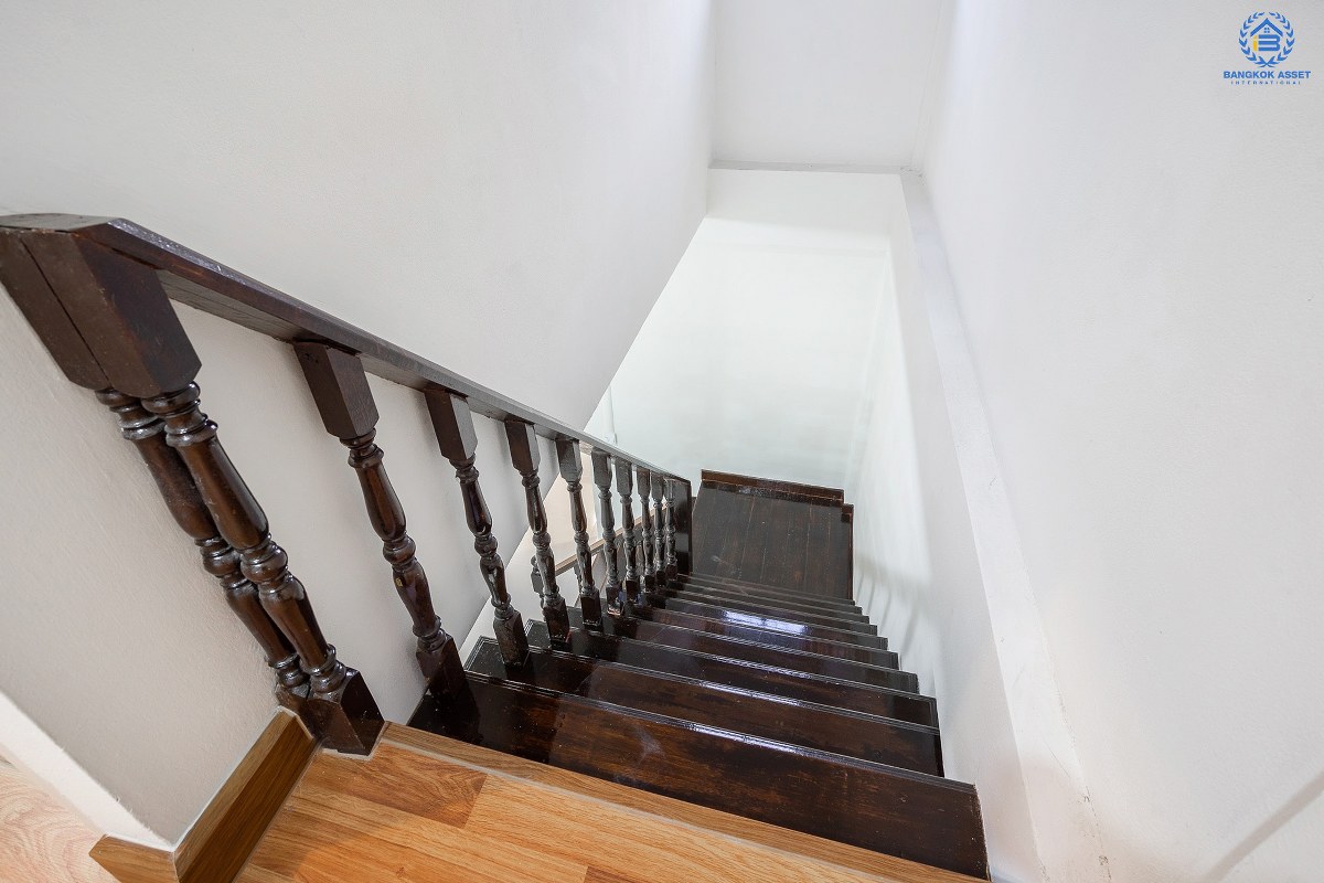 บ้านมือสองตกแต่งใหม่นนทบุรี ทำเลประชาราษฎร์! ราคาเพียง 2 ล้านต้นๆ  โครงการ นนท์วิลเลจ ติวานนท์-พระราม5 (ใกล้สะพานพระราม5) ที่สุดของความคุ้ม! กับบ้านพร้อมอยู่ ฟังก์ชั่นครบครัน พร้อมครัวเคาน์เตอร์ และที่จอดรถส่วนตัว บนสุดยอดทำเล! ที่เชื่อมสู่หลายเส้นทางได้อย่างรวดเร็ว *เพียง 4 นาทีถึงรถไฟฟ้าสถานี แยกติวานนท์ ใกล้จุดขึ้นทางด่วน "พระราม7"