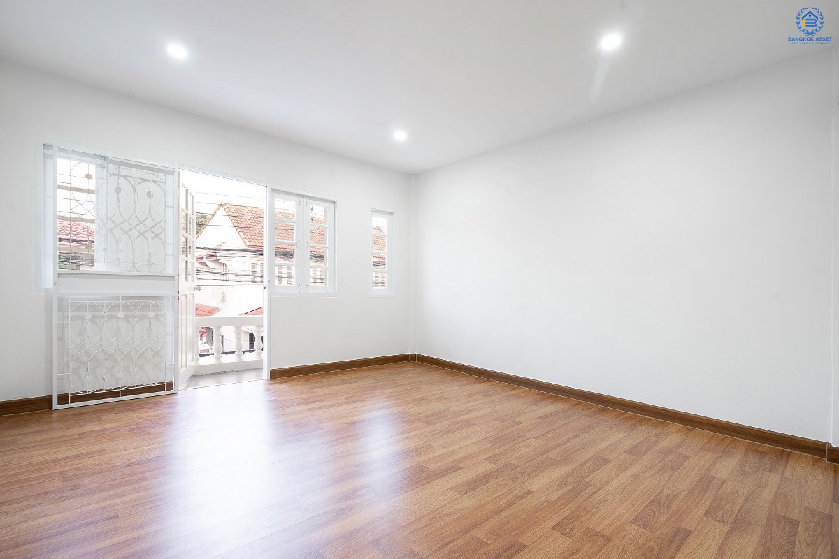 บ้านมือสองตกแต่งใหม่นนทบุรี ทำเลประชาราษฎร์! ราคาเพียง 2 ล้านต้นๆ  โครงการ นนท์วิลเลจ ติวานนท์-พระราม5 (ใกล้สะพานพระราม5) ที่สุดของความคุ้ม! กับบ้านพร้อมอยู่ ฟังก์ชั่นครบครัน พร้อมครัวเคาน์เตอร์ และที่จอดรถส่วนตัว บนสุดยอดทำเล! ที่เชื่อมสู่หลายเส้นทางได้อย่างรวดเร็ว *เพียง 4 นาทีถึงรถไฟฟ้าสถานี แยกติวานนท์ ใกล้จุดขึ้นทางด่วน "พระราม7"