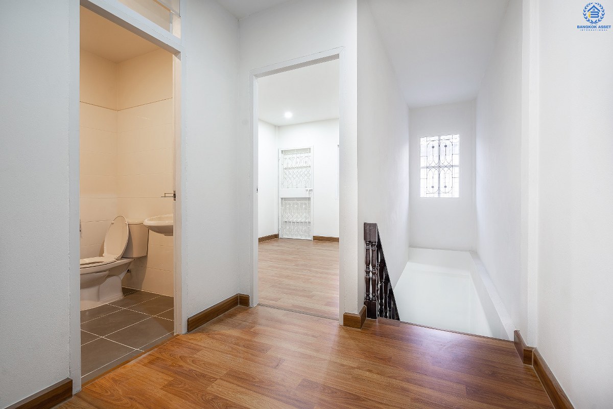 บ้านมือสองตกแต่งใหม่นนทบุรี ทำเลประชาราษฎร์! ราคาเพียง 2 ล้านต้นๆ  โครงการ นนท์วิลเลจ ติวานนท์-พระราม5 (ใกล้สะพานพระราม5) ที่สุดของความคุ้ม! กับบ้านพร้อมอยู่ ฟังก์ชั่นครบครัน พร้อมครัวเคาน์เตอร์ และที่จอดรถส่วนตัว บนสุดยอดทำเล! ที่เชื่อมสู่หลายเส้นทางได้อย่างรวดเร็ว *เพียง 4 นาทีถึงรถไฟฟ้าสถานี แยกติวานนท์ ใกล้จุดขึ้นทางด่วน "พระราม7"