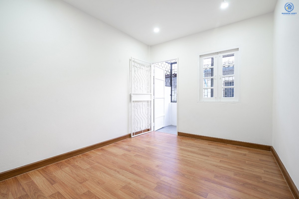 บ้านมือสองตกแต่งใหม่นนทบุรี ทำเลประชาราษฎร์! ราคาเพียง 2 ล้านต้นๆ  โครงการ นนท์วิลเลจ ติวานนท์-พระราม5 (ใกล้สะพานพระราม5) ที่สุดของความคุ้ม! กับบ้านพร้อมอยู่ ฟังก์ชั่นครบครัน พร้อมครัวเคาน์เตอร์ และที่จอดรถส่วนตัว บนสุดยอดทำเล! ที่เชื่อมสู่หลายเส้นทางได้อย่างรวดเร็ว *เพียง 4 นาทีถึงรถไฟฟ้าสถานี แยกติวานนท์ ใกล้จุดขึ้นทางด่วน "พระราม7"