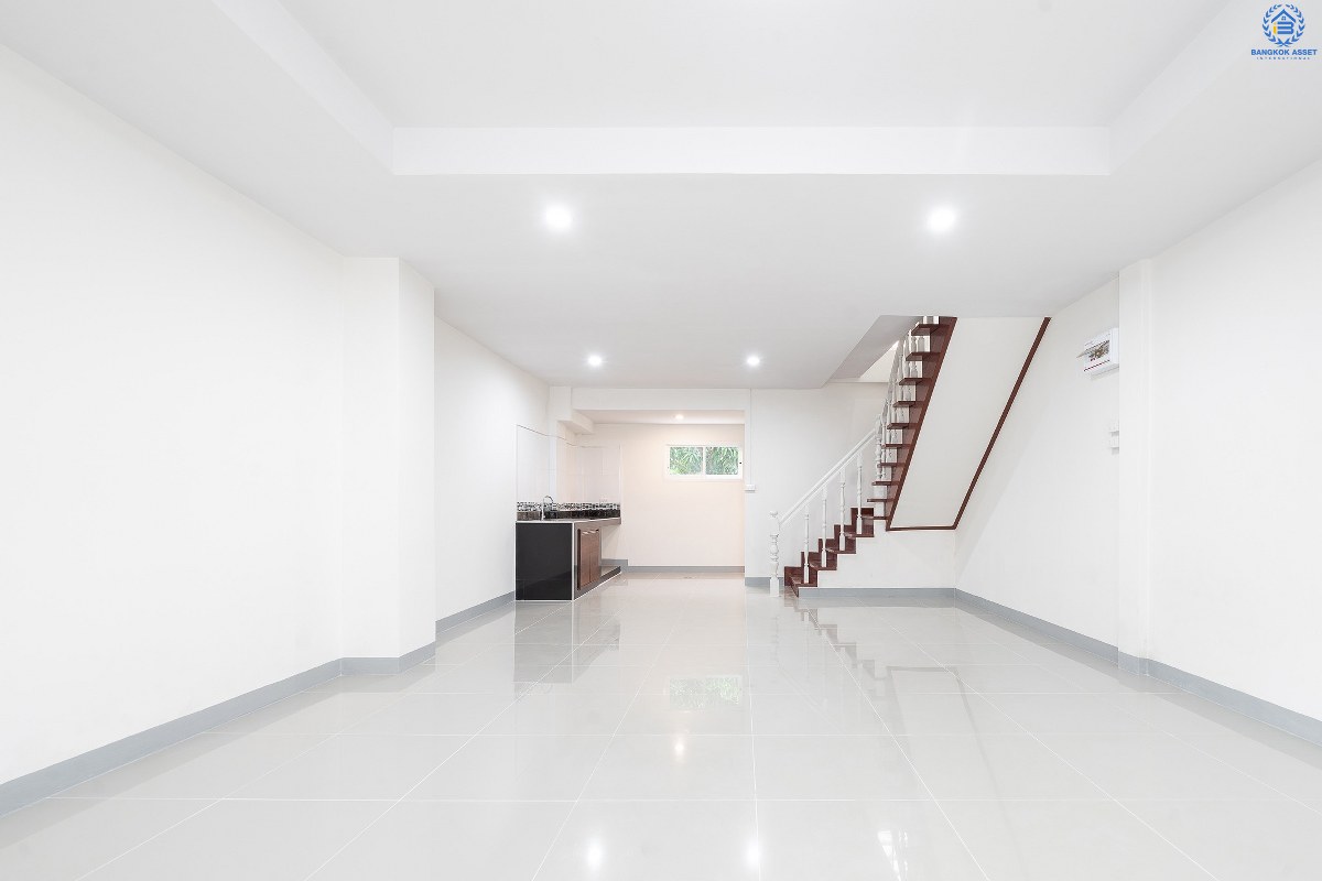 บ้านมือสองตกแต่งใหม่ ห้องมุม! ม.เรืองนคร บางกรวย-ไทรน้อย ถนนเมน ตัวบ้านอยู่ต้นโครงการ (หน้ากว้าง 5 เมตร) เนื้อที่ 18.8 ตร.ว. ฟังก์ชั่นครบครัน พร้อมอยู่อาศัย บนทำเลเดินทางสะดวก หน้าโครงการติดถนนใหญ่ เชื่อมต่อ ถ.รัตนาธิเบศร์ และถ.ชัยพฤกษ์ เพียง 5 นาทีถึงรถไฟฟ้า "สถานีบางพลู" ใกล้เซ็นทรัลเวสต์เกต ,เซ็นทรัลรัตนาธิเบศร์ และอื่นๆ อีกมากมาย