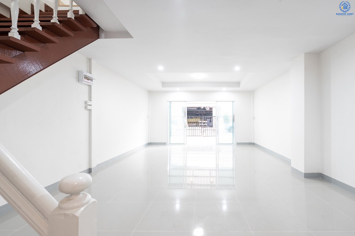 บ้านมือสองตกแต่งใหม่ ห้องมุม! ม.เรืองนคร บางกรวย-ไทรน้อย ถนนเมน ตัวบ้านอยู่ต้นโครงการ (หน้ากว้าง 5 เมตร) เนื้อที่ 18.8 ตร.ว. ฟังก์ชั่นครบครัน พร้อมอยู่อาศัย บนทำเลเดินทางสะดวก หน้าโครงการติดถนนใหญ่ เชื่อมต่อ ถ.รัตนาธิเบศร์ และถ.ชัยพฤกษ์ เพียง 5 นาทีถึงรถไฟฟ้า "สถานีบางพลู" ใกล้เซ็นทรัลเวสต์เกต ,เซ็นทรัลรัตนาธิเบศร์ และอื่นๆ อีกมากมาย