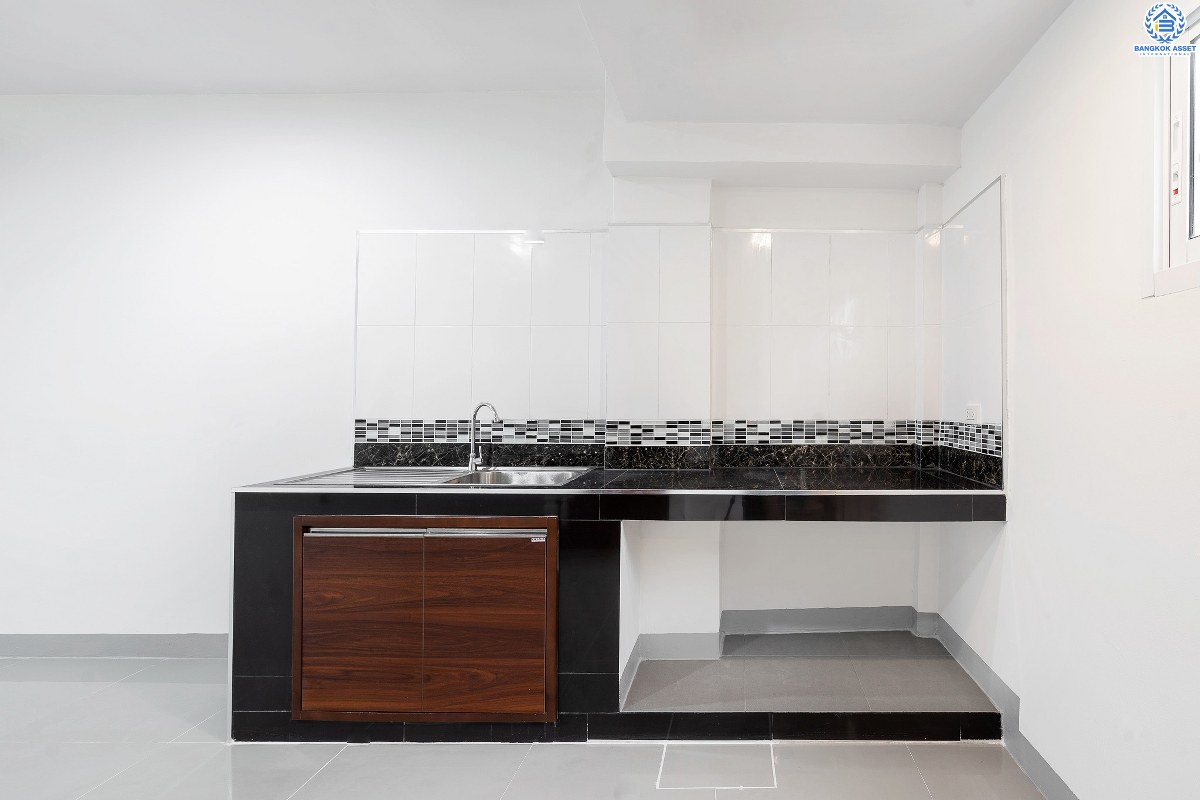 บ้านมือสองตกแต่งใหม่ ห้องมุม! ม.เรืองนคร บางกรวย-ไทรน้อย ถนนเมน ตัวบ้านอยู่ต้นโครงการ (หน้ากว้าง 5 เมตร) เนื้อที่ 18.8 ตร.ว. ฟังก์ชั่นครบครัน พร้อมอยู่อาศัย บนทำเลเดินทางสะดวก หน้าโครงการติดถนนใหญ่ เชื่อมต่อ ถ.รัตนาธิเบศร์ และถ.ชัยพฤกษ์ เพียง 5 นาทีถึงรถไฟฟ้า "สถานีบางพลู" ใกล้เซ็นทรัลเวสต์เกต ,เซ็นทรัลรัตนาธิเบศร์ และอื่นๆ อีกมากมาย