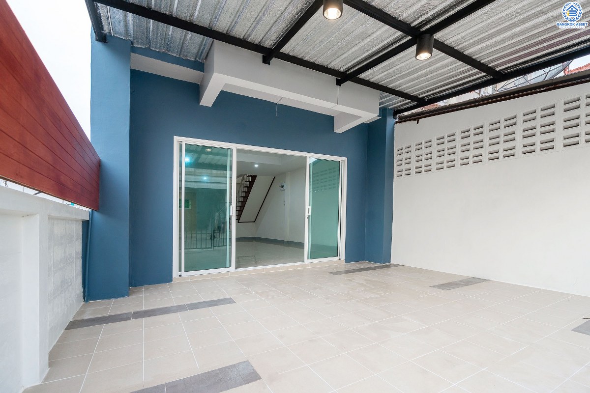 บ้านมือสองตกแต่งใหม่ ห้องมุม! ม.เรืองนคร บางกรวย-ไทรน้อย ถนนเมน ตัวบ้านอยู่ต้นโครงการ (หน้ากว้าง 5 เมตร) เนื้อที่ 18.8 ตร.ว. ฟังก์ชั่นครบครัน พร้อมอยู่อาศัย บนทำเลเดินทางสะดวก หน้าโครงการติดถนนใหญ่ เชื่อมต่อ ถ.รัตนาธิเบศร์ และถ.ชัยพฤกษ์ เพียง 5 นาทีถึงรถไฟฟ้า "สถานีบางพลู" ใกล้เซ็นทรัลเวสต์เกต ,เซ็นทรัลรัตนาธิเบศร์ และอื่นๆ อีกมากมาย