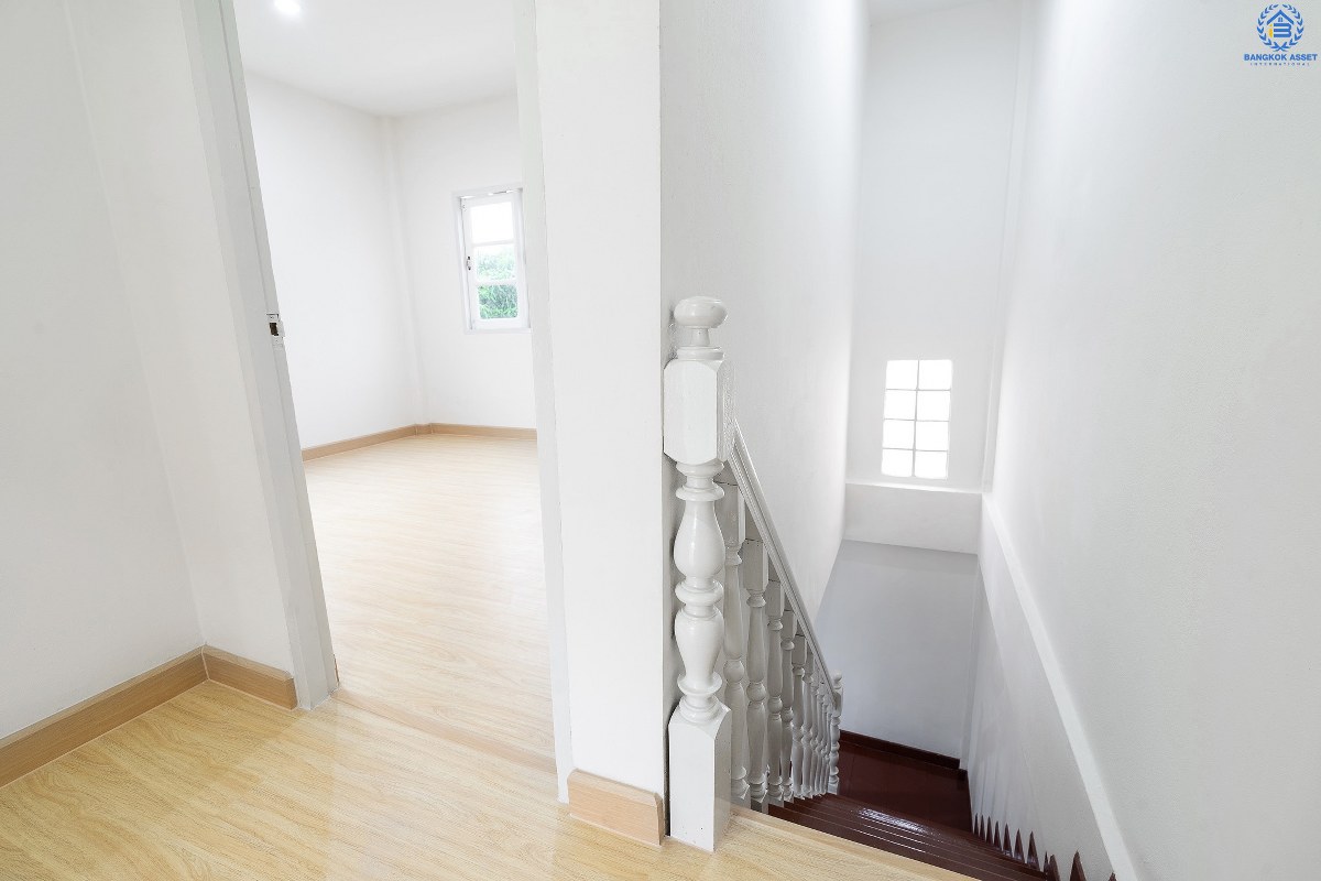 บ้านมือสองตกแต่งใหม่ ห้องมุม! ม.เรืองนคร บางกรวย-ไทรน้อย ถนนเมน ตัวบ้านอยู่ต้นโครงการ (หน้ากว้าง 5 เมตร) เนื้อที่ 18.8 ตร.ว. ฟังก์ชั่นครบครัน พร้อมอยู่อาศัย บนทำเลเดินทางสะดวก หน้าโครงการติดถนนใหญ่ เชื่อมต่อ ถ.รัตนาธิเบศร์ และถ.ชัยพฤกษ์ เพียง 5 นาทีถึงรถไฟฟ้า "สถานีบางพลู" ใกล้เซ็นทรัลเวสต์เกต ,เซ็นทรัลรัตนาธิเบศร์ และอื่นๆ อีกมากมาย