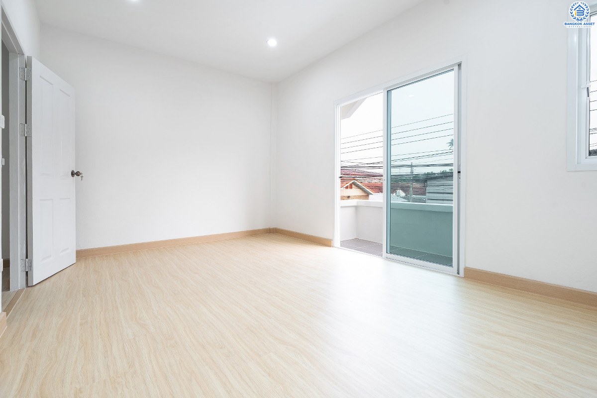 บ้านมือสองตกแต่งใหม่ ห้องมุม! ม.เรืองนคร บางกรวย-ไทรน้อย ถนนเมน ตัวบ้านอยู่ต้นโครงการ (หน้ากว้าง 5 เมตร) เนื้อที่ 18.8 ตร.ว. ฟังก์ชั่นครบครัน พร้อมอยู่อาศัย บนทำเลเดินทางสะดวก หน้าโครงการติดถนนใหญ่ เชื่อมต่อ ถ.รัตนาธิเบศร์ และถ.ชัยพฤกษ์ เพียง 5 นาทีถึงรถไฟฟ้า "สถานีบางพลู" ใกล้เซ็นทรัลเวสต์เกต ,เซ็นทรัลรัตนาธิเบศร์ และอื่นๆ อีกมากมาย