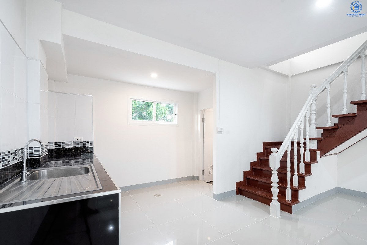 บ้านมือสองตกแต่งใหม่ ห้องมุม! ม.เรืองนคร บางกรวย-ไทรน้อย ถนนเมน ตัวบ้านอยู่ต้นโครงการ (หน้ากว้าง 5 เมตร) เนื้อที่ 18.8 ตร.ว. ฟังก์ชั่นครบครัน พร้อมอยู่อาศัย บนทำเลเดินทางสะดวก หน้าโครงการติดถนนใหญ่ เชื่อมต่อ ถ.รัตนาธิเบศร์ และถ.ชัยพฤกษ์ เพียง 5 นาทีถึงรถไฟฟ้า "สถานีบางพลู" ใกล้เซ็นทรัลเวสต์เกต ,เซ็นทรัลรัตนาธิเบศร์ และอื่นๆ อีกมากมาย