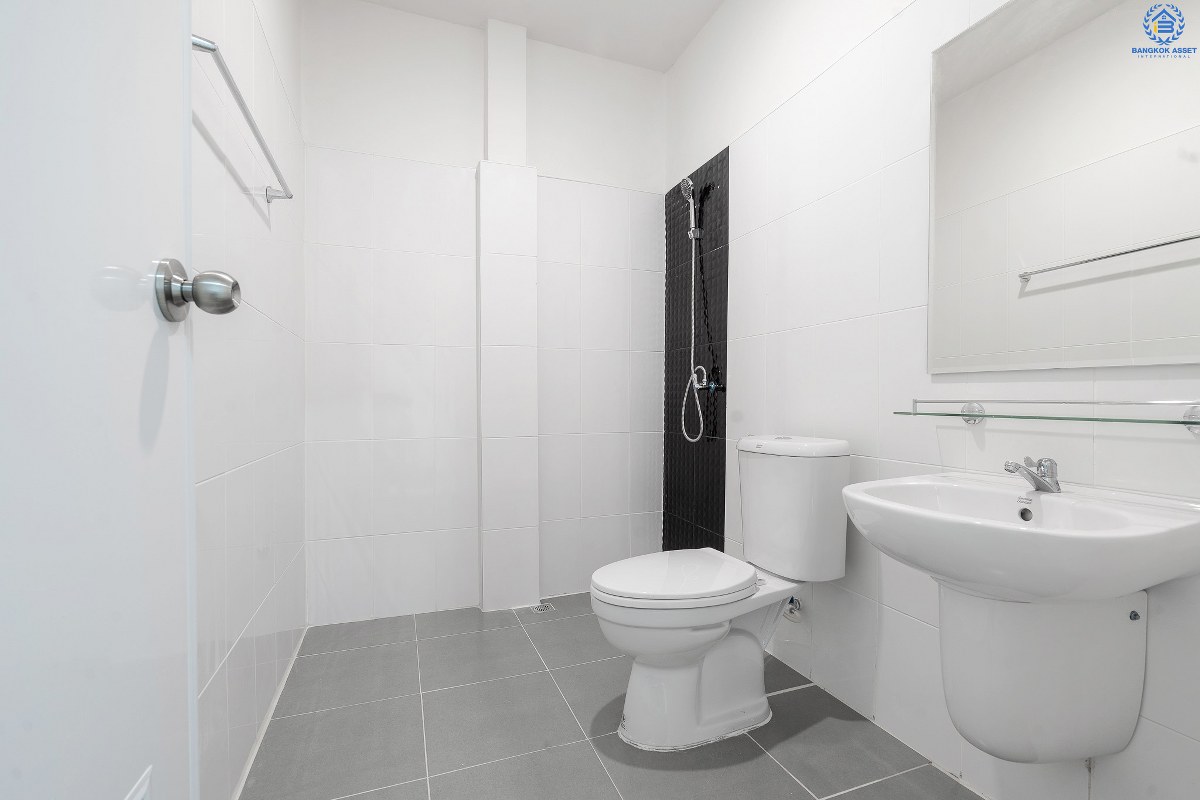 บ้านมือสองตกแต่งใหม่ ห้องมุม! ม.เรืองนคร บางกรวย-ไทรน้อย ถนนเมน ตัวบ้านอยู่ต้นโครงการ (หน้ากว้าง 5 เมตร) เนื้อที่ 18.8 ตร.ว. ฟังก์ชั่นครบครัน พร้อมอยู่อาศัย บนทำเลเดินทางสะดวก หน้าโครงการติดถนนใหญ่ เชื่อมต่อ ถ.รัตนาธิเบศร์ และถ.ชัยพฤกษ์ เพียง 5 นาทีถึงรถไฟฟ้า "สถานีบางพลู" ใกล้เซ็นทรัลเวสต์เกต ,เซ็นทรัลรัตนาธิเบศร์ และอื่นๆ อีกมากมาย