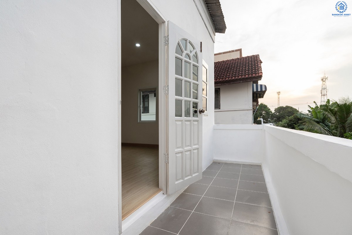 บ้านมือสองตกแต่งใหม่ ห้องมุม! ม.เรืองนคร บางกรวย-ไทรน้อย ถนนเมน ตัวบ้านอยู่ต้นโครงการ (หน้ากว้าง 5 เมตร) เนื้อที่ 18.8 ตร.ว. ฟังก์ชั่นครบครัน พร้อมอยู่อาศัย บนทำเลเดินทางสะดวก หน้าโครงการติดถนนใหญ่ เชื่อมต่อ ถ.รัตนาธิเบศร์ และถ.ชัยพฤกษ์ เพียง 5 นาทีถึงรถไฟฟ้า "สถานีบางพลู" ใกล้เซ็นทรัลเวสต์เกต ,เซ็นทรัลรัตนาธิเบศร์ และอื่นๆ อีกมากมาย