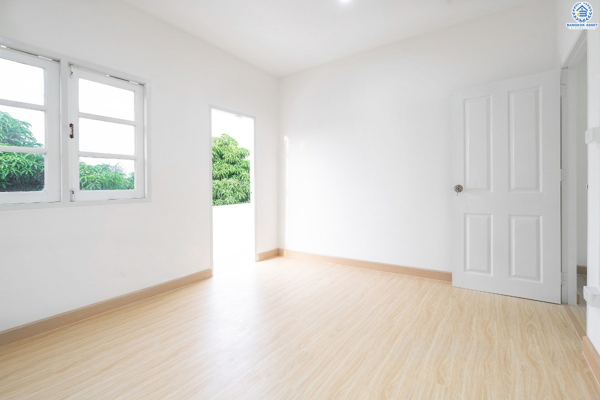 บ้านมือสองตกแต่งใหม่ ห้องมุม! ม.เรืองนคร บางกรวย-ไทรน้อย ถนนเมน ตัวบ้านอยู่ต้นโครงการ (หน้ากว้าง 5 เมตร) เนื้อที่ 18.8 ตร.ว. ฟังก์ชั่นครบครัน พร้อมอยู่อาศัย บนทำเลเดินทางสะดวก หน้าโครงการติดถนนใหญ่ เชื่อมต่อ ถ.รัตนาธิเบศร์ และถ.ชัยพฤกษ์ เพียง 5 นาทีถึงรถไฟฟ้า "สถานีบางพลู" ใกล้เซ็นทรัลเวสต์เกต ,เซ็นทรัลรัตนาธิเบศร์ และอื่นๆ อีกมากมาย