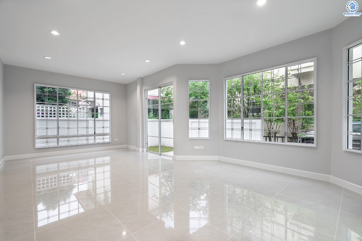 บ้านมือสองตกแต่งใหม่ คุณภาพ L&H โครงการ ชลลดา วงแหวน-รัตนาธิเบศร์ โซนใกล้ทะเลสาบ ตกแต่งสวยสไตล์อบอุ่น เนื้อที่ 53.6 ตร.ว. พร้อมอยู่! ฟังก์ชั่น 3 ห้องนอน 2 ห้องน้ำ รองรับครอบครัวใหญ่ สิ่งอำนวยความสะดวกภายในโครงการครบครัน บนทำเลศักยภาพ ติดถนนใหญ่ ใกล้ถ.กาญจนาภิเษก เพียง 10 นาทีถึงรถไฟฟ้าสถานีคลองบางไผ่