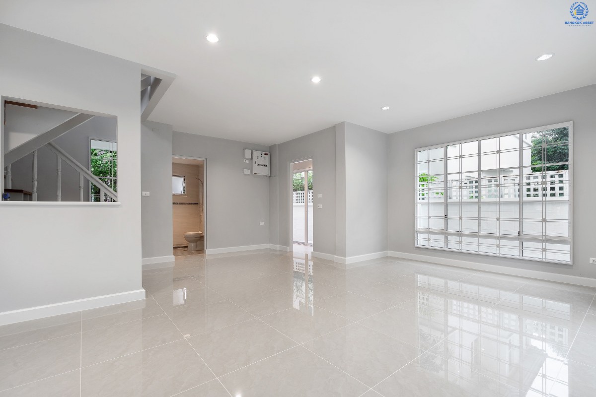 บ้านมือสองตกแต่งใหม่ คุณภาพ L&H โครงการ ชลลดา วงแหวน-รัตนาธิเบศร์ โซนใกล้ทะเลสาบ ตกแต่งสวยสไตล์อบอุ่น เนื้อที่ 53.6 ตร.ว. พร้อมอยู่! ฟังก์ชั่น 3 ห้องนอน 2 ห้องน้ำ รองรับครอบครัวใหญ่ สิ่งอำนวยความสะดวกภายในโครงการครบครัน บนทำเลศักยภาพ ติดถนนใหญ่ ใกล้ถ.กาญจนาภิเษก เพียง 10 นาทีถึงรถไฟฟ้าสถานีคลองบางไผ่