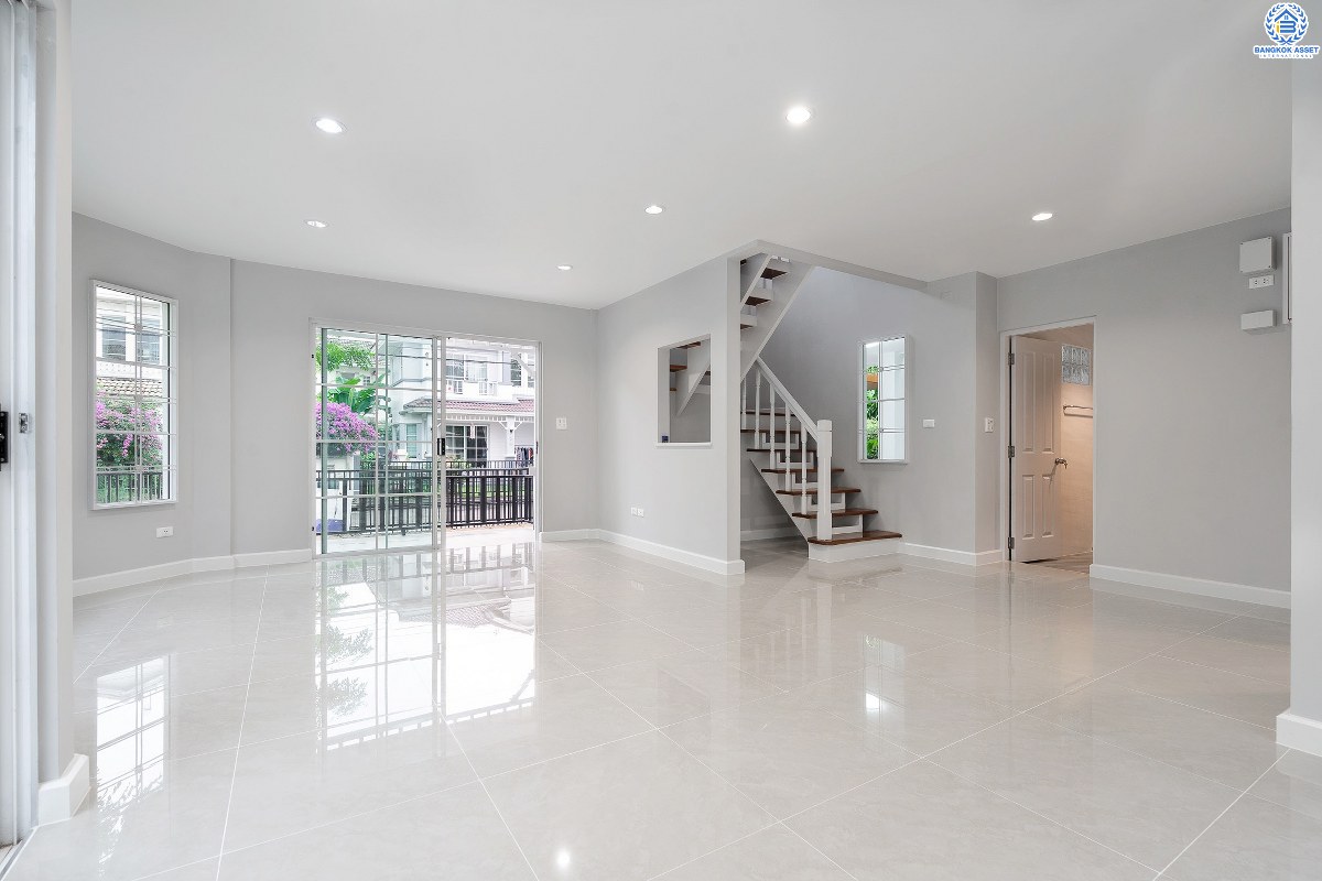 บ้านมือสองตกแต่งใหม่ คุณภาพ L&H โครงการ ชลลดา วงแหวน-รัตนาธิเบศร์ โซนใกล้ทะเลสาบ ตกแต่งสวยสไตล์อบอุ่น เนื้อที่ 53.6 ตร.ว. พร้อมอยู่! ฟังก์ชั่น 3 ห้องนอน 2 ห้องน้ำ รองรับครอบครัวใหญ่ สิ่งอำนวยความสะดวกภายในโครงการครบครัน บนทำเลศักยภาพ ติดถนนใหญ่ ใกล้ถ.กาญจนาภิเษก เพียง 10 นาทีถึงรถไฟฟ้าสถานีคลองบางไผ่