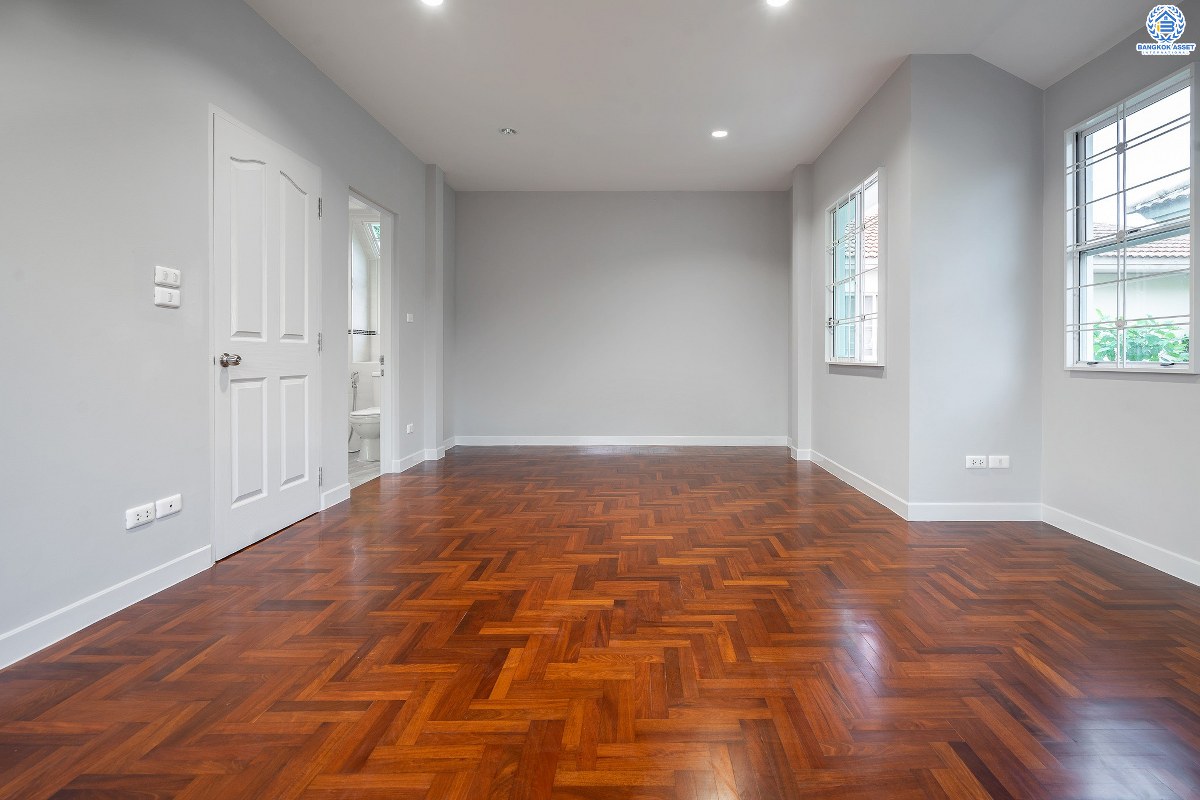 บ้านมือสองตกแต่งใหม่ คุณภาพ L&H โครงการ ชลลดา วงแหวน-รัตนาธิเบศร์ โซนใกล้ทะเลสาบ ตกแต่งสวยสไตล์อบอุ่น เนื้อที่ 53.6 ตร.ว. พร้อมอยู่! ฟังก์ชั่น 3 ห้องนอน 2 ห้องน้ำ รองรับครอบครัวใหญ่ สิ่งอำนวยความสะดวกภายในโครงการครบครัน บนทำเลศักยภาพ ติดถนนใหญ่ ใกล้ถ.กาญจนาภิเษก เพียง 10 นาทีถึงรถไฟฟ้าสถานีคลองบางไผ่