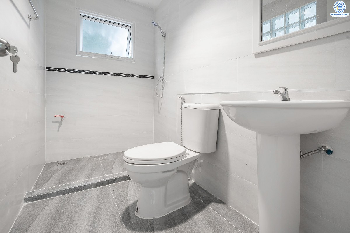 บ้านมือสองตกแต่งใหม่ คุณภาพ L&H โครงการ ชลลดา วงแหวน-รัตนาธิเบศร์ โซนใกล้ทะเลสาบ ตกแต่งสวยสไตล์อบอุ่น เนื้อที่ 53.6 ตร.ว. พร้อมอยู่! ฟังก์ชั่น 3 ห้องนอน 2 ห้องน้ำ รองรับครอบครัวใหญ่ สิ่งอำนวยความสะดวกภายในโครงการครบครัน บนทำเลศักยภาพ ติดถนนใหญ่ ใกล้ถ.กาญจนาภิเษก เพียง 10 นาทีถึงรถไฟฟ้าสถานีคลองบางไผ่