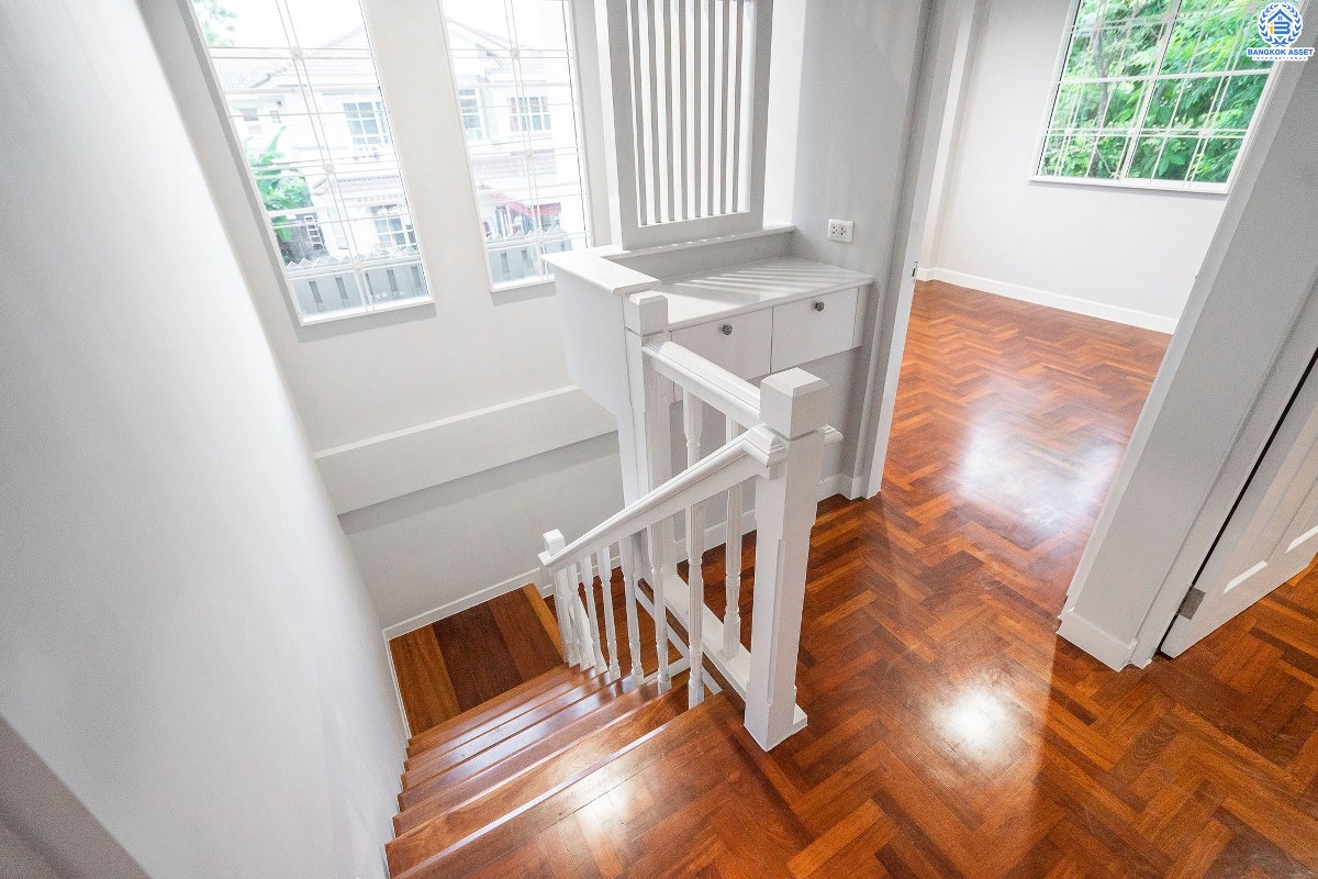 บ้านมือสองตกแต่งใหม่ คุณภาพ L&H โครงการ ชลลดา วงแหวน-รัตนาธิเบศร์ โซนใกล้ทะเลสาบ ตกแต่งสวยสไตล์อบอุ่น เนื้อที่ 53.6 ตร.ว. พร้อมอยู่! ฟังก์ชั่น 3 ห้องนอน 2 ห้องน้ำ รองรับครอบครัวใหญ่ สิ่งอำนวยความสะดวกภายในโครงการครบครัน บนทำเลศักยภาพ ติดถนนใหญ่ ใกล้ถ.กาญจนาภิเษก เพียง 10 นาทีถึงรถไฟฟ้าสถานีคลองบางไผ่